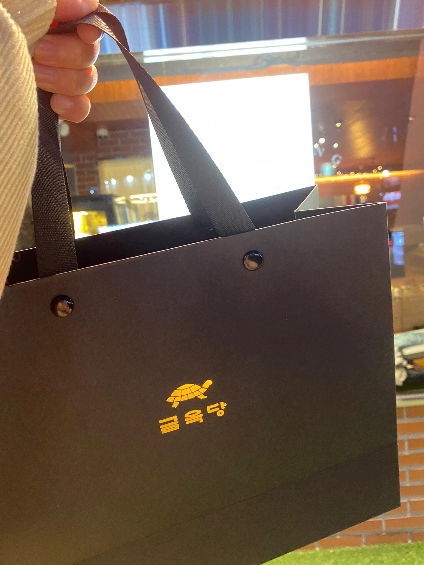 
                        ????必買伴手禮? | 糯米滋味 ??? ??羊羹心選??：???探索首爾必去的甜點小鋪，分店遍布，超方便！想嘗鮮？單買各種口味，或挑選精美禮盒??單品價格親民，2500-4500韓幣，味覺盛宴等你開啟～?強烈推薦? 栗子??和柿子??口味，糯而不膩，茶點絕配！精致包裝，可額外選擇多彩布料，店員親手打包，韓式禮儀盡顯無遺！連禮盒的提袋都美觀大方，送給長輩，品味與心意，一并傳遞～#韓國生活 #探店達人 #伴手禮佳選 #好物分享 #韓國游記 #隱藏寶藏 #首爾好去處 #首爾日常 #首爾游 #韓國行必備