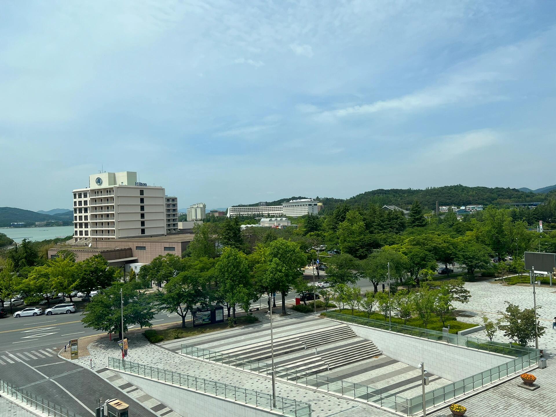 
                        ??探索韓國慶州的歷史魅力 & 學術交流??????????終于，疫情的陰霾散去，我再次踏上了學術的征途，這是我疫情后的第二次學術會議之旅。?? 上一次，我在首爾的繁華江南區，洲際酒店內，沉浸在知識的海洋中。而這一次，我來到了慶尚北道的心臟地帶—慶州市。??這里不僅是學術交流的圣地，還是我這次旅行的亮點。慶州，這個古代新羅王朝的首都，充滿了歷史的氣息和故事。??? 我期待在聆聽教授們和資深前輩們的精彩發表的同時，也能夠在這座城市中，通過參觀那些歷史遺跡，去深入了解韓國悠久的歷史和文化。??#韓國歷史 #韓國旅游 #韓國文化 #韓國學術交流 #慶州歷史遺跡 #新羅王朝