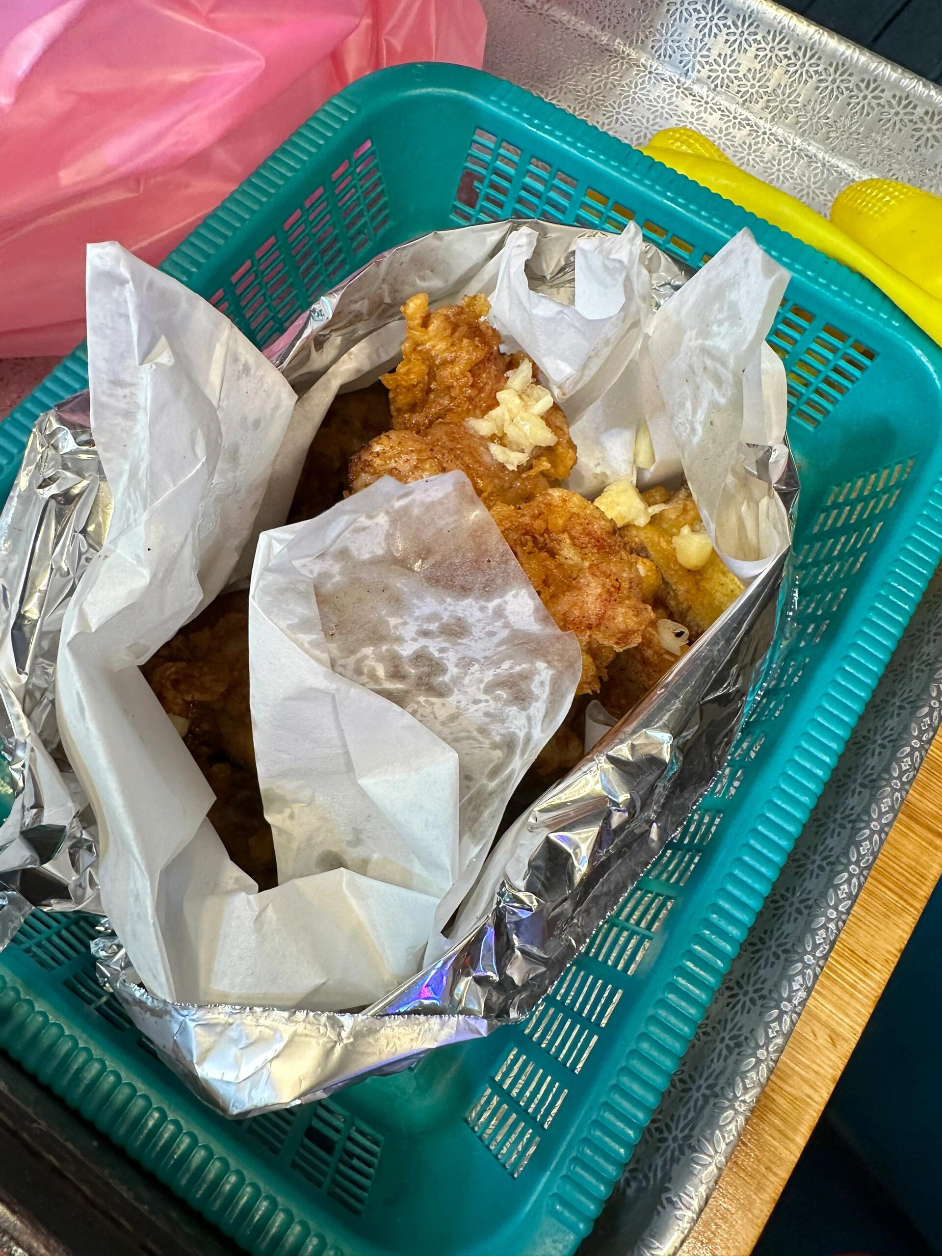 
                        ??探索濟州島西歸浦偶來市場的美食之旅???? 到達西歸浦偶來市場時，已是夜晚八點多，市場上的人潮并不擁擠。由于市場九點即將打烊，我們迅速開始了一小時的美食抽樣之旅。?? 在市場中，一家烤黑豬肉串攤位前排起了長隊，成為了我們眼中的P3亮點。由于等候的食客眾多，我們選擇了放棄，至今仍在好奇那烤肉串的美味。?? 接下來的P4～P6，我們發現了一家頗受歡迎的烤包子攤。嘗試了內含龍蝦和奶酪餡料的包子，辣醬蘸料搭配下，奶酪餡料的豐富讓人驚喜，仿佛帶有一絲新疆風情。?? P7P8攤位的橘子麻薯和三拼雜糧麻薯吸引了眾多食客。關于它們的味道，明日早餐后，我會再來分享我的感受。?? P10～P13是一家位于市場較深處的烤海鮮攤。這里的火勢看起來十分旺盛，我們品嘗了烤魷魚和龍蝦。魷魚新鮮可口，值得推薦，而龍蝦則因為太小，肉質不多，略顯失望。?? P14的攤位以其外觀欺騙了我們，買到的并非正宗甜品，而是介于餅干和蛋糕之間的脆餅，中間夾著奶油。盡管如此，價格還算公道，每個僅售3300韓元。?? 緊鄰P14的P15攤位是一家豬肉鋪，其味道令人滿意，與美珍香品牌相近。?? 在離開市場之際，我們打包了一份炸雞，這里只售賣蒜香口味。蒜味濃郁，不喜歡吃蒜的朋友可能需要考慮一下。半只炸雞的價格為13000韓元。?? 最后，非常推薦老爺爺的丑橘汁，裝在瓶中，價格親民，每瓶3500韓元，風味甚至超過了水果本身。#西歸浦 #濟州島 #Jeju #濟州島旅行 #西歸浦偶來市場 #濟州島美食 #濟州島探店 #濟州島民生活 #想記錄下此刻 #這個模板有點東西 ???