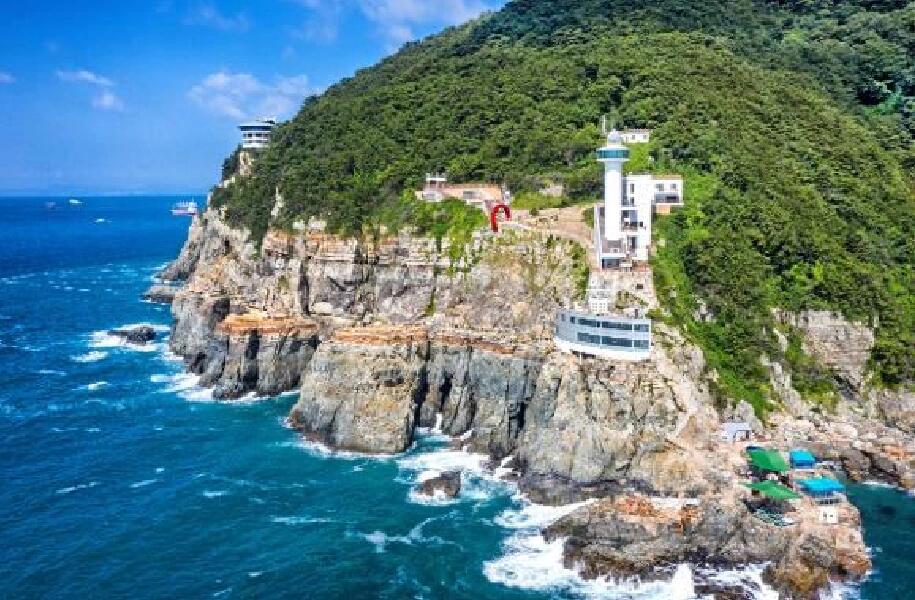 
                        注意? | 去釜山前 準備這些才靠譜在旅行之前有沒有人焦頭爛額？！去釜山旅游帶什么才行？一篇告訴你答案！1?【出發前必備的東西】??身份證、護照(注意盡量隨身攜帶，因為在??的時候還可以退稅哦)??流量卡或移動wifi??充電寶(不超過2w毫安，因為在韓國，充電寶特別貴而且很不方便)??轉換插頭+排插（韓國的插頭跟國內是不一樣的！注意提前準備好！）???卡+交通??卡（出行出行 行墜重要啦）??現金??(雖然現在大部分地方可刷卡??，但是有些地方還是需要交押金，一般都會是需要紙幣的，保險起見帶著比較好)????卡、銀聯卡、visa等等??常備??(創可貼，暈車、止瀉??等) 別讓身體不適耽誤美好旅行！2?【提前下載的軟件】??翻譯軟件:papago（翻譯的會更加準確一些）??地圖:naver map 就足夠了??打車:Kakao T??高鐵票:karailtalk (v小程序或支付寶在搜索）??地鐵線路:subway3?到達后剛來釜山，語言不通道路不熟是大問題?！如果你的方向感不是特別好的話，建議落地后還是選擇接送機服務??！????方便快捷！你下機的時候，司機已經在機場等候，然后立馬把你送到目的地??！????省心又安心！全程中文司機，也不用擔心語言問題！??如果出現了意外像是航空飛機延誤什么的，提供憑證還可以改期！4?釜山打卡景點??松島海水浴場?天空步道??太宗臺公園?海上纜車??白淺沙文化村?札嘎其海鮮市場完成這些準備后??你的韓國釜山快樂行就真的開始了??關于更多的韓國美食美景寫不完啦！如果看完這些你還有想了解的可以dd我哦！！#韓國 #韓國自由行 #出國旅游攻略 #釜山 #釜山旅游 #釜山探店 #韓國釜山旅游攻略