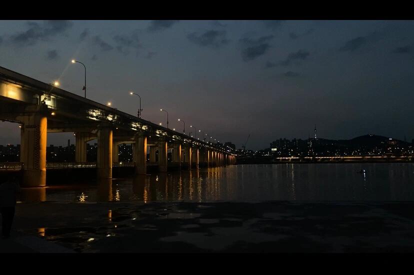 
                        漢江盤浦大橋｜落日余暉?漢江邊的盤浦大橋，每天傍晚7:30分，彩虹噴泉??如期綻放，是首爾的浪漫標志之一。遺憾的是，我到訪的那天，意外情況讓我錯過了這場視覺盛宴??。盡管如此，漢江沿岸的美景依舊讓人心醉，推薦大家晚餐后來這里，欣賞落日余暉，感受那份寧靜與治愈。??#落日余暉 #治愈系風景 #韓國美景 #首爾漢江 #韓國旅行