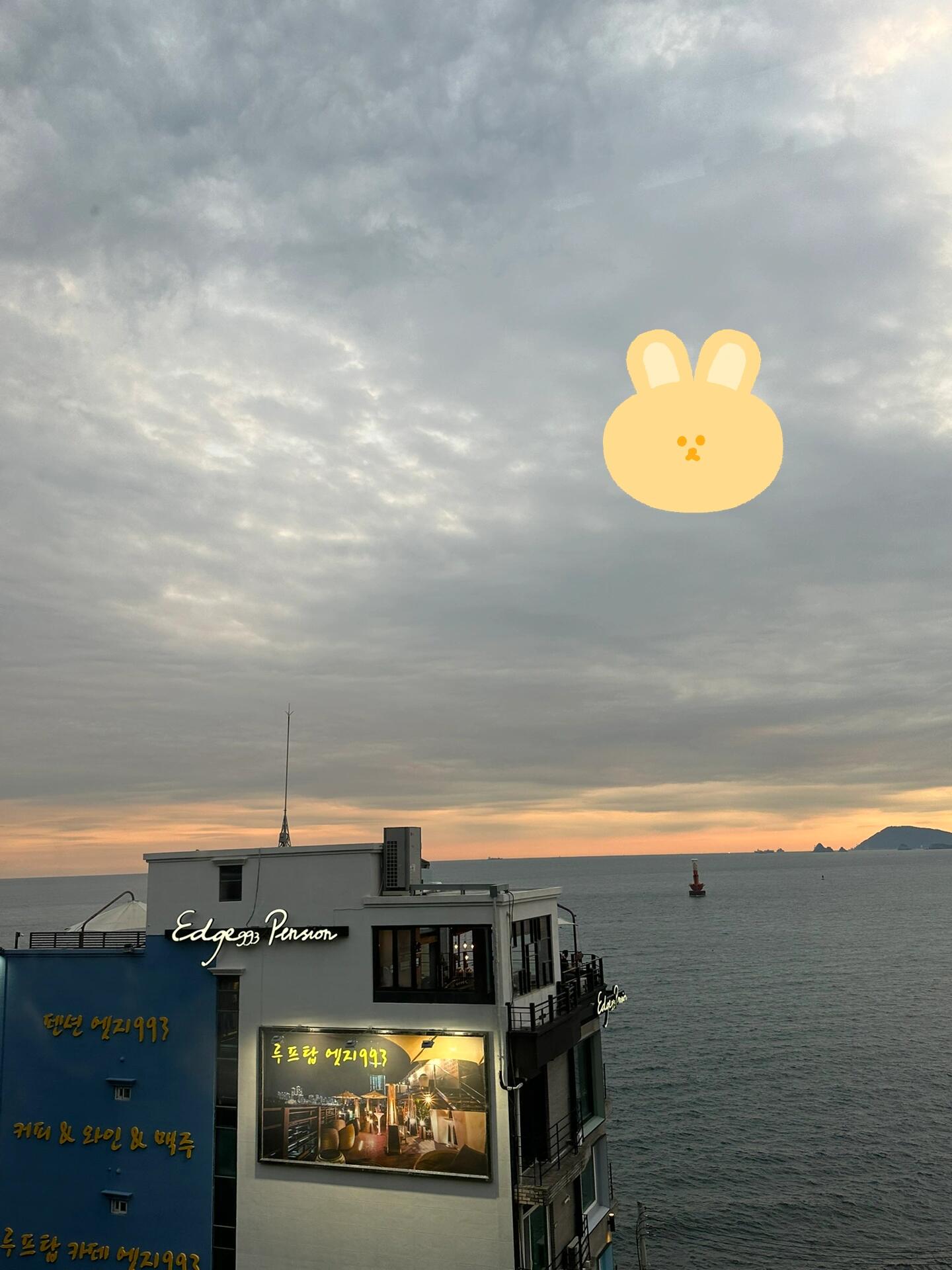 
                        ????釜山/4天3晚/??純玩+美食/旅行攻略????景點：廣安里、海云臺、海東龍宮寺、易拉罐夜市、甘川文化村、luge滑道??美食：豬肉湯飯、小蔥烤肉、生排骨、調味炸豬排、randy甜甜圈，B&C，日式抹茶冰，badasand餅干??日程安排：??Day1下午到達釜山去民宿check in-釜山站的B&C-第一豬肉湯飯（廣安里店）-逛海邊??豬肉湯飯：湯非常濃郁，朋友印象很深刻，肥肉有點多，整體好吃??Day2 randy甜甜圈—甘川文化村（小王子）-lovinbreeze（泳衣）-小蔥烤肉-抹茶綿綿冰-易拉罐夜市（調味炸豬排）??Randy甜甜圈：都很甜，經典款巨甜，建議買一些帶醬的款還能好一點點。??甘川文化村：陰天+對小王子沒興趣的沒必要去。只有陽光好的時候色彩比較豐富，坡和階梯很多，建議穿平底鞋。只有一個景點，就是小王子。??lovinbreeze（泳衣）：款式很可愛，價格在3w-5w韓幣不等p.s.打折款只能付現金??小蔥烤肉：雖然有點噱頭，但是整體很好吃，價格也是合理的，但是肉是三人份起點哦。（量不是很大，兩個人也吃完了）??抹茶綿綿冰：味道不錯，價格微高。但是他家是要脫鞋的。晚上去的話，光不好，不太出片。??易拉罐夜市：沒太搞懂夜市的時間，很多人說要19:30之后去，但是 19:30之后也沒什么攤了，所以最后就買了人氣最高的炸豬排，給配了辣醬和酸奶油醬，確實不錯。??Day3 希爾頓入住-海東龍宮寺-膠囊小火車-生排骨??海東龍宮寺：沒有門票，風景很美，其實可以順著希爾頓海邊的木棧道走過去，也可以跟著地圖走，廟門口有咖啡店，便利店，寺里就很正常，臺階很多。??膠囊小火車：看了攻略從bluelinepark訂的票，大概17:40左右從清沙浦上車，大概18:10分左右就下車了。可以在尾浦再看一會日落。??Day4 退房-luge-釜山站B&C+badasand黃油三明治餅干??Luge滑道：在海東龍宮寺石碑正對面，價格是兩次起購，27000/2次/人。??B&C：代表性的球狀面包，有四個口味，黑芝麻，紅豆，芝士，辣味芝士，都很好吃，建議大家先買單個的嘗嘗，再選擇喜歡的買盒裝。??Badasand三明治餅干：這個真的好吃，完全不踩雷。#十一旅行日記 #韓國 #釜山 #釜山旅行 #釜山攻略 #旅游攻略 #美食 #旅行