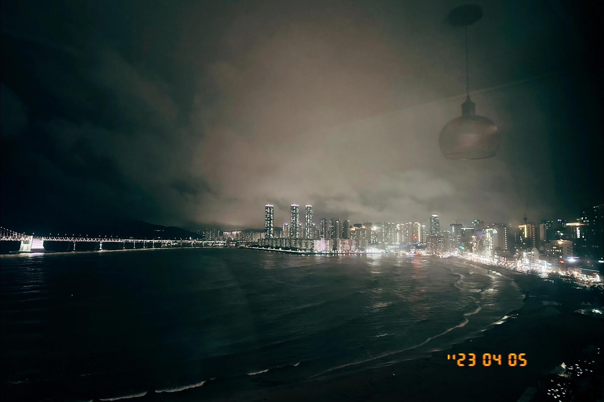 
                        ??韓國釜山2日1夜行程分享 - 第一天??去首爾很多次了，這一次想抽2天到釜山去 - 擁抱大海??，陽光??，天空??，海風，和可愛文青感??。在小紅書看過很多攻略，我們挑出來比較喜歡的，弄了個2天1夜的行程，感覺很順～第一天：1. 早上8:57-11:15坐從首爾到釜山的火車（KTX - 就是釜山行??）2. 海東龍宮寺??：那一天是釜山非常難得的暴雨天????，我們決定去寺廟拜拜??。這個廟真的是好帥好有氣勢，那個浪一道道的打過來。3. Cheongsapo 吃午飯 + 看海?????：釜山當然要吃海鮮呀～ 隨便挑了沿海的餐廳，點了烤鰻魚，外脆里嫩的。一邊吃著烤海鮮，一邊看著海浪，舒舒服服。4. Beach train??：我們訂的是 Mipo 到 Cheongsapo 的，所以先去Mipo。提早一點到達，可以坐到靠窗的位置，看最好的景觀。5. 平交道 + Cafe Rooftop????：Beach train 下來就是在Cheongsapo都打卡的平交道（號稱小臨滄的原因）。這里有很多漂亮咖啡館，我們去了Cafe Rooftop, 當天的天氣，樓頂去不成了，可是室內有超大的窗戶也是很不錯。6. Air Capsule 空中膠囊???：本來是打算看日落的，暴雨天當然是沒戲啦。好好看火車也是相當可愛。7. 海云臺 味贊王鹽烤肉 吃晚餐??：這一家據說本地人也經常去吃，喝燒酒吃五花肉。8. 釜山住的是Air BNB??，房間直接看到廣安里海水浴場以及廣安里大橋，夜景非常漂亮??，還有零星的人在放小煙花??～配套分享：- 火車??：來回首爾和釜山的列車很多，有2小時多，也有5-6個小時。我們是提早一周半買的，后來目測火車都是滿的。網上搜尋Rail Ninja。- 包車??：建議包一輛車，因為到處都要打車的。如果下雨的話，就會很難。外套啥的都可以放在車上，美美的去拍照。- Sky Capsule 最好提前買票???（搜尋 “Blueline Park”)，選好喜歡的時間，比如說日落。網站只接受韓國信用卡，建議找民宿的老板，或者租車公司預定。（第二天的行程在下一篇）#釜山 #釜山行 #釜山旅行 #韓國釜山 #韓國釜山包車旅行 #韓國釜山自由行包車