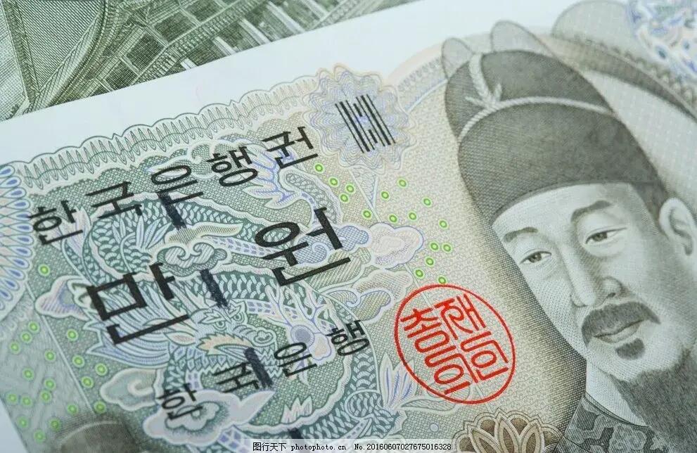 
                        ??每天認識一種貨幣8——韓幣??韓國現流通貨幣探索韓國的貨幣世界吧！韓幣的基本單位是韓元，也就是我們常說的“?”（圓），用漢字寫作“圓”，而拼音則是“WON”（?）。偶爾，你可能還會聽到它的舊稱“円”（?, Hwan）。韓國的硬幣有好幾種面額，包括1韓元、5韓元、10韓元、50韓元、100韓元和500韓元，共6個幣值。在國際市場上，韓幣的簡稱是KER。如果你對歷史感興趣，你可能會知道，中文有時候還會用到“圜”（?（Hwan），這是1953至1962年間的貨幣單位，而在日治時期的1902年至1910年，則是?（圓, Won））。韓幣是由韓國的中央銀行——韓國銀行發行的。而國際標準化組織ISO4217則給韓幣定下了標準代號KRW。中文名：韓幣外文名：Won英文全稱：Hwan慣用符號：?國際匯率制度：管理浮動匯率制發行機構：韓國央行韓國銀行主幣單位：韓元類別：紙幣、硬幣??今日匯率：1韓元=0.0052人民幣1人民幣=191.0273韓元#錢幣 #貨幣 #韓國 #留學韓國 #韓幣 #韓幣匯率 #韓國生活 #韓國代購 #韓國代購 ?????