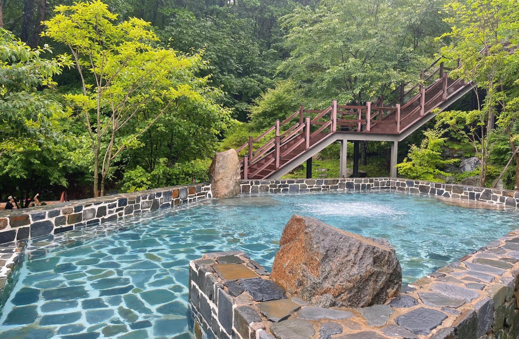 
                        韓國玩水好去處｜????室外泳池/溫泉/SPA????夏日炎炎，想要在首爾周邊尋找清涼的玩水勝地嗎？那你一定不能錯過?? ???? ??！這里有著豐富的室內外溫泉池和泳池，讓你盡情享受水的樂趣。???♀?室外不僅設有專為孩子們設計的水上游樂區，還有室內的水上按摩區和舒適的溫泉。設施一應俱全，你可以在山林溫泉池中與大自然親密接觸，或是在無邊際的大型游泳池里暢游，一邊享受森林的美景，一邊沉浸在各種藥浴池中，讓煩躁的心情得到徹底的放松。??累了嗎？水上咖啡店等著你，來一杯香醇的咖啡，泡在水中享受這獨特的休閑時光吧！????一張門票讓你暢玩無限時，非常適合家庭出游或是朋友聚會。想要更私密的空間？預約頂樓的私人派對區域，10人左右的小型聚會絕對沒問題。??現在正是玩水的旺季，記得提前預約酒店哦！門票原價5萬5韓幣，網上預約現在只需3萬5左右，超值享受等你來體驗。快叫上你的好友，一起暢享這個夏天吧！????地址：???? ?? ???? ???? ??? ??? ??? 365#韓國探店 #周邊游好去處 #假期好去處 #我的咖啡日記 #泳池別墅 #首爾周邊游 #溫泉