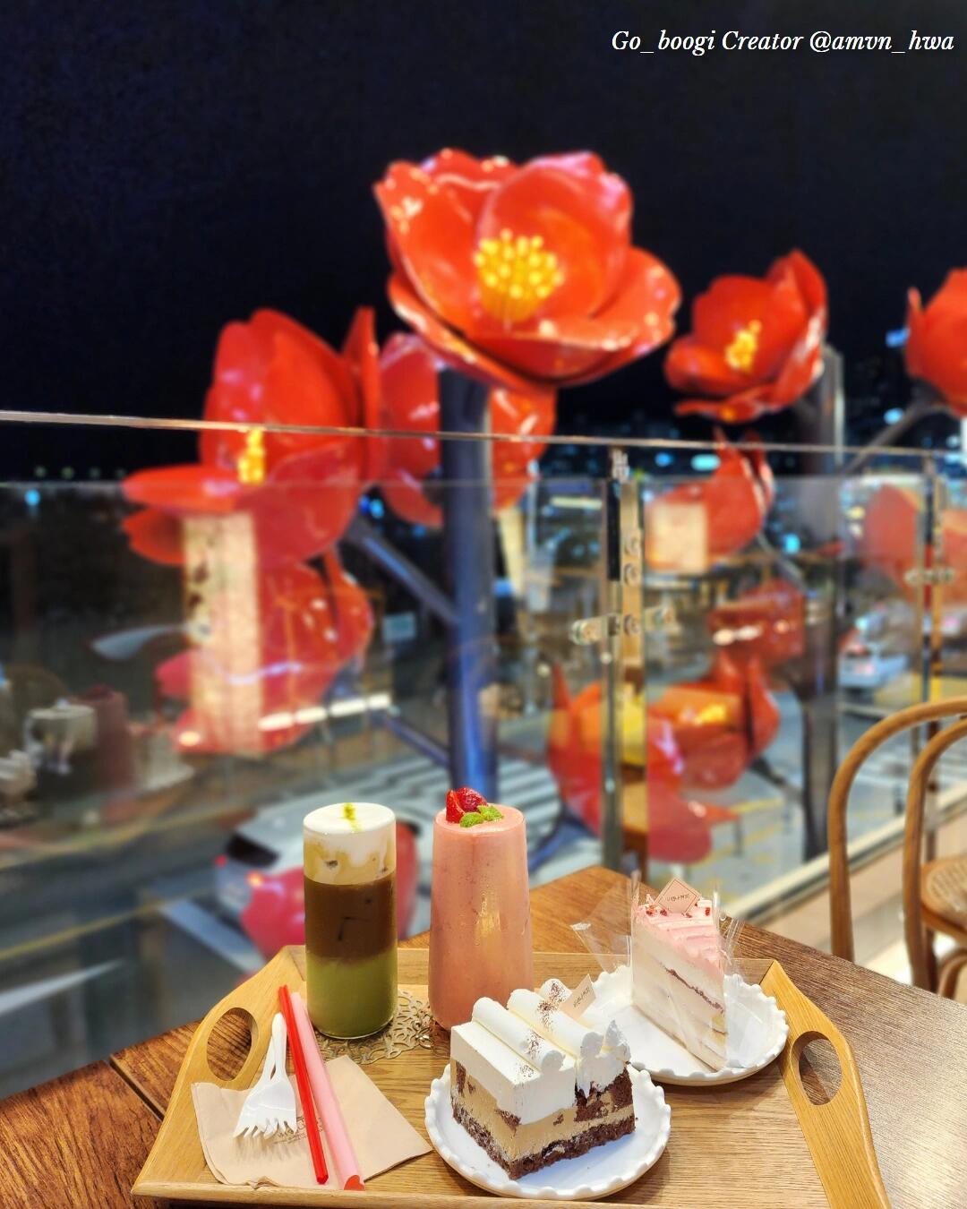 
                        ??夏天的釜山，一定要來廣安里哦！去海景廣場咖啡廳旅游怎么樣~？??????現在保存起來，釜山旅行時參考一下。????ISLD DE BLEU(3F) （圖.2~5）-每天11:00~22:00不僅是涼爽的咖啡廳飲料銷售披薩和意大利面等早午餐的地方！在可以看到廣安大橋的露臺座位上拍照是必須的。????Cup&Cup (圖.6~8)-每天10:30~22:00能清楚地看到廣安里海水浴場的4樓、5樓、Rooftop Cafe！可以正面看到廣安大橋，是一個更具魅力的空間。可以和清涼的飲料一起欣賞廣安里海水浴場~??Vienna coffee（圖.9,10）-每天10:00~23:00韓屋感性裝修魅力十足的咖啡廳因為有可以一覽無余地看到廣安里海水浴場的靠窗座位。白天和晚上都可以看到美麗的風景！??本內容為釜山旅游局“Go，boogi”小記者#釜山旅行 #釜山 #值得去釜山的地方 #COTD咖啡探店 #釜山廣安里