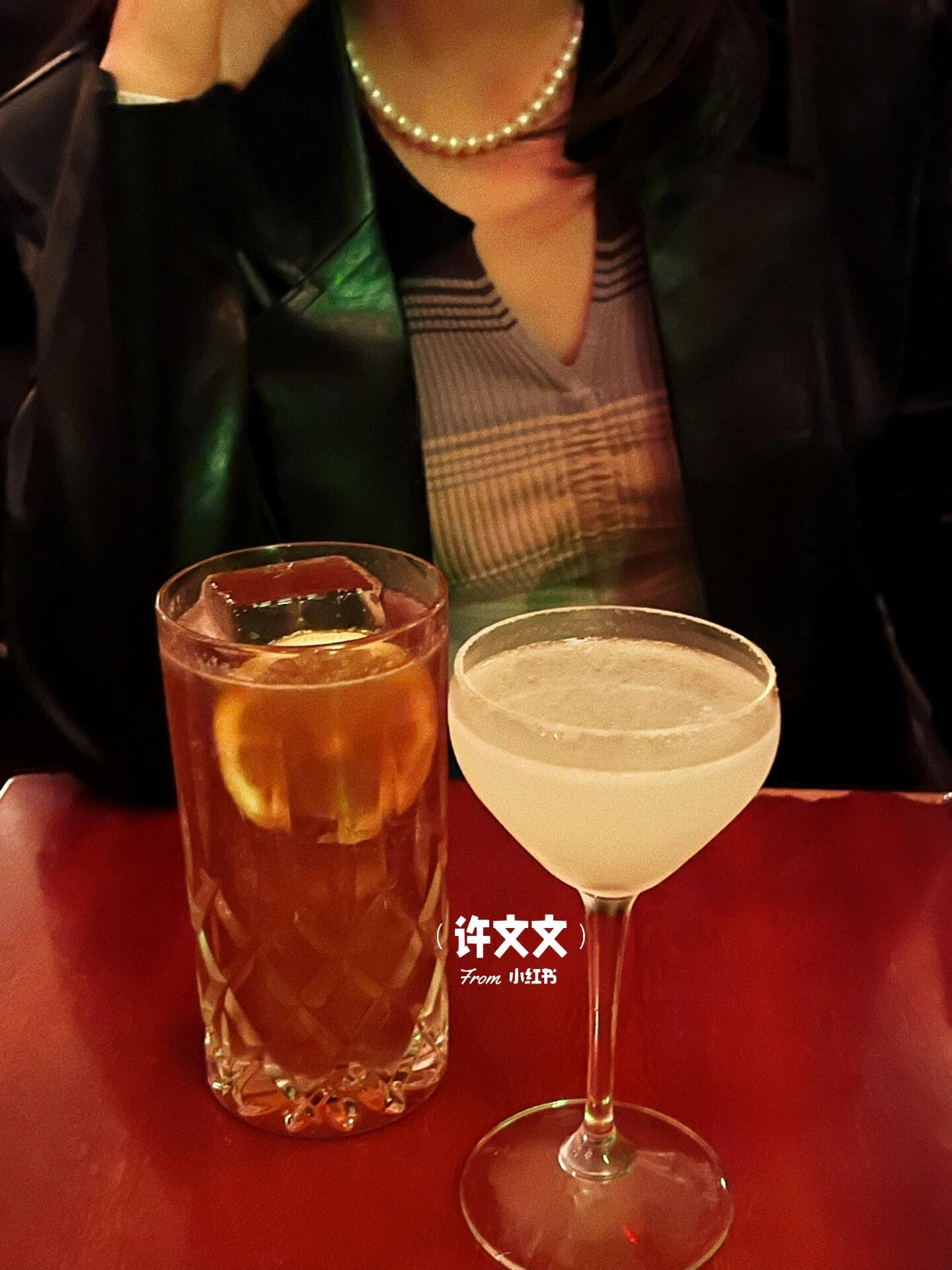 
                        ??首爾圣水洞｜明星們鐘愛的復古黑膠唱片酒吧??和閨蜜在首爾圣水洞吃吃逛逛，意外發現了這家美式復古酒吧，孔孝真和劉亞仁都超愛的地方！??一眼就愛上了這家的門面（滑到圖二看看），門口小小的，走進去樓下就是另一個世界。??店里的氛圍超有feel，DJ現場打碟，音樂好到不行，很多黑膠唱片都是稀有珍藏版，網上都找不到的那種！??這里的氛圍超級chill，完美的聊天圣地。他們家的爆米花是咸口味的，我個人超愛！??我們嘗了金湯力、瑪格麗特、椰林飄香、長島冰茶，每一款都是滿分好評，第二天起來頭也完全不痛。??總之，這家酒吧真心推薦給大家，地址在這里：?? ??? ???6?20??1?。#首爾圣水洞 #首爾夜生活 #復古黑膠 #韓國旅行 #首爾美食 #首爾探店 #首爾酒吧 #韓國文化 #首爾生活 #韓國時尚 #首爾周末 #韓國美食探店 ?????