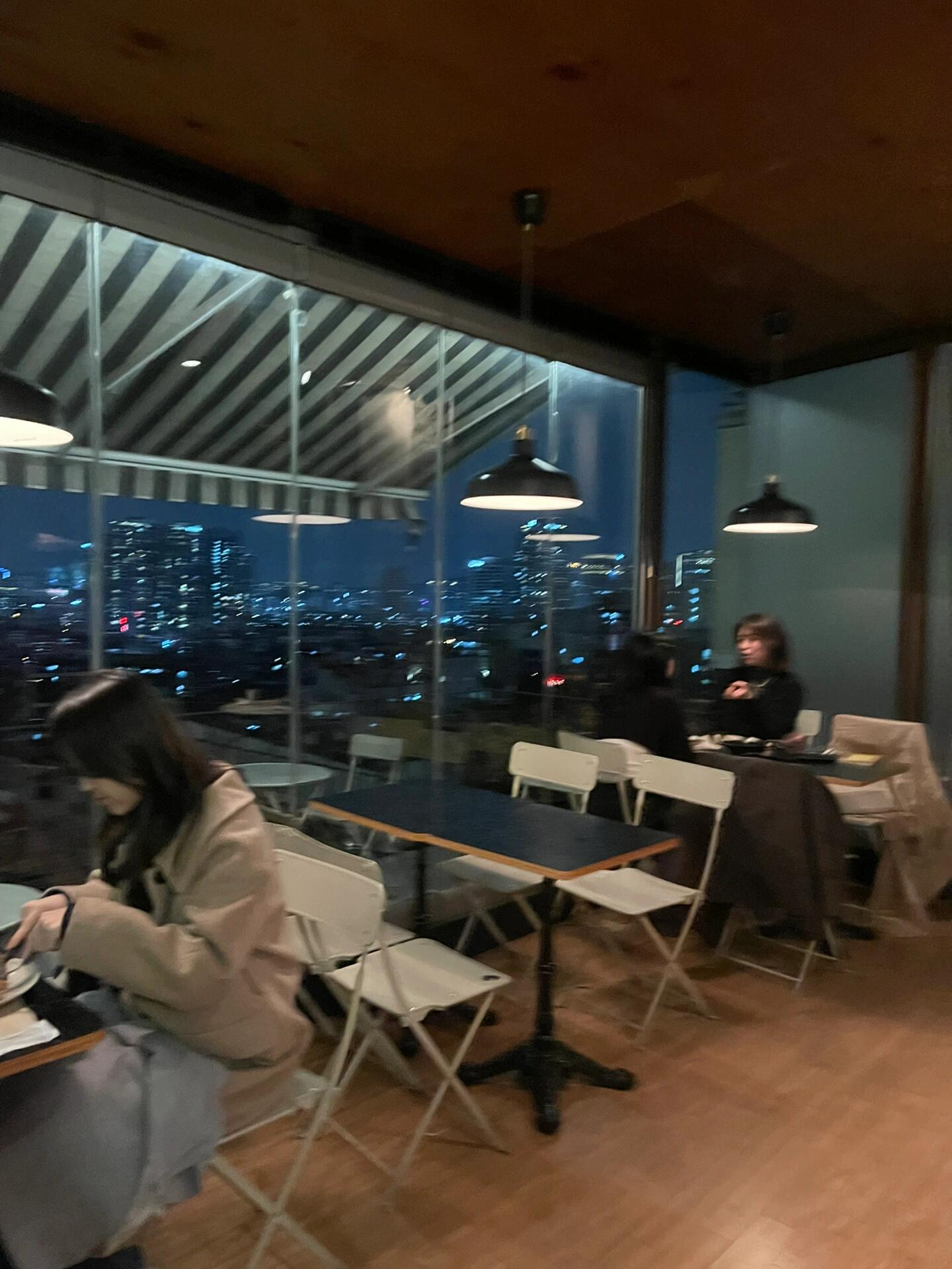 
                        ????首爾夜景美到爆的??漢堡店，南山塔下的美味！??店名：????????地址：?? ??? ???20? 45-1 1????營業時間：11:30-22:00/提醒親們，21點后就不接待啦！??人均：3萬韓幣在ins上超火的打卡圣地！夜晚的首爾景色美到炸裂，隨便一拍都是大片！??超級推薦他們家的炸雞翅，味道簡直不要太贊！跟普通的雞翅完全不同，那種腌制的滋味讓人根本停不下來，個人覺得比漢堡還要好吃呢！??漢堡也是超級棒，我點的那個加了牛油果的，分量超級足，一個就很大了！??提醒一下，這家店外面是不接受預約的，想要搶到好位置，一定要早點去。我們是日落前到的，運氣好搶到了絕佳的位置。等到天黑之后，人就多得不得了，想要好位置的話，記得早點出發哦！如果害怕冷，店里還有室內座位，夜景依舊美！??這家店離地鐵站有一段距離，喜歡散步的親們可以選擇步行，雖然是上坡路，但是絕對值得！不太想走路的親們，建議直接打車，可以直接到店門口下車哦！#韓國 #梨泰院美食 #韓國美食 #韓國旅行 #首爾美食 #絕美夜景 #首爾漢堡 #南山塔 #韓國生活 ?????????♀???