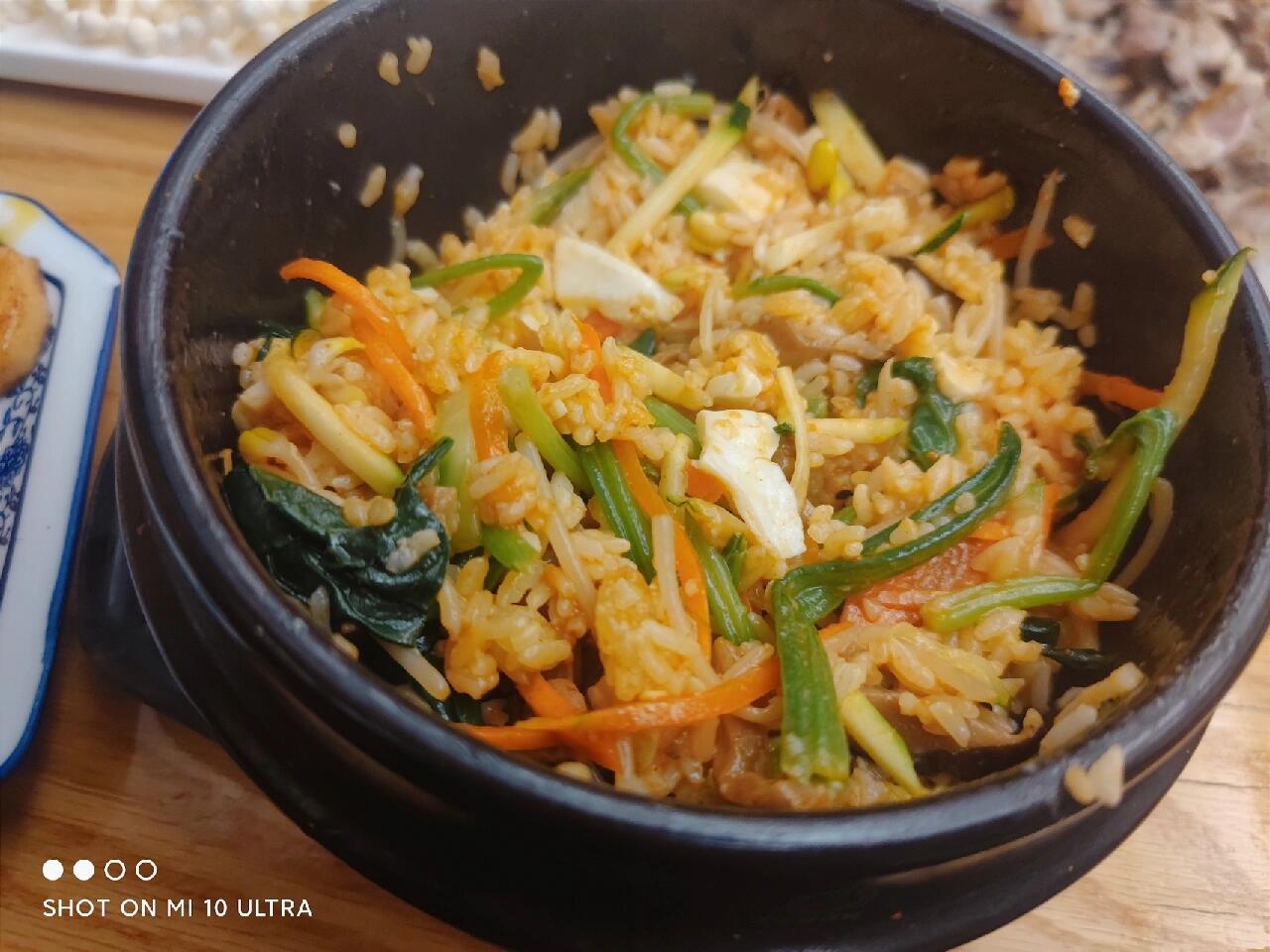 
                        巴塞羅那｜青瓦臺韓國料理店????各位韓食愛好者們，有沒有想念那道地的韓國風味呢？?? 在巴塞羅那，有這樣一家韓國料理店——青瓦臺，它的點餐方式超級現代，全觸屏操作哦！雖然是國人開的，但是味道一直很受歡迎。最近感覺味道變化了些，不過還是值得一試的美味。????拌飯依舊是我的心頭好，每一口都是滿滿的幸福感，配料豐富，讓人吃了還想再吃！??至于烤肉，雖然和傳統韓式烤肉相比有些差距，但如果你只是想解解饞，這里的烤肉也能滿足你的味蕾。店鋪位置超級棒，在市中心，無論是逛街購物還是約會聚餐，都非常方便。????店名：青瓦臺Restaurant Corea??地址：Ronda de Sant Pere, 25, 08010 Barcelona??人均：20-30歐元#韓國 #韓國料理 #韓國烤肉 #探店 #巴塞羅那探店 #巴塞羅那美食 #青瓦臺下次想要品嘗韓式風味時，不妨來青瓦臺看看吧！別忘了分享你的美食體驗哦！????