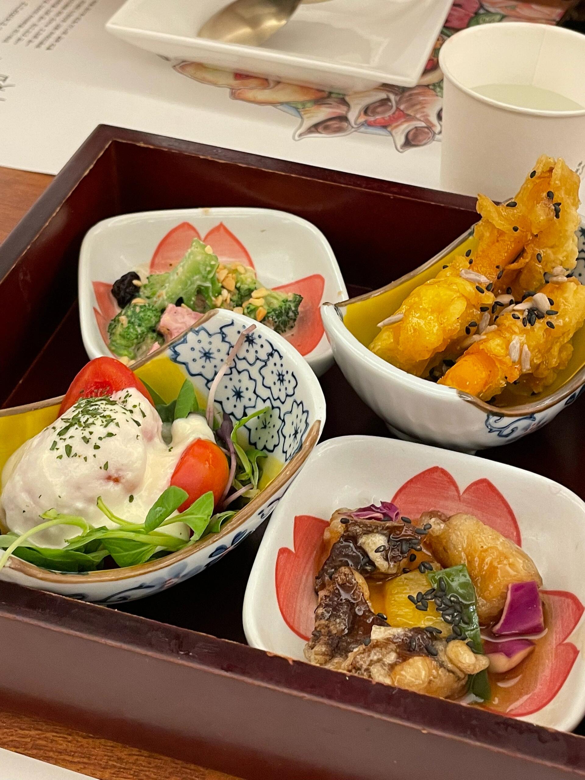 
                        釜山必吃美食清單??：尾浦家的生腌???探索海云臺美食的朋友們，這家生腌蟹絕對不容錯過，顏值與味道并存！??兩人套餐價格7萬韓元，性價比高到爆表，輕松秒殺首爾的醬蟹名店。??套餐包含小份沙拉和炸物作為前菜，每位還有一份香噴噴的石鍋米飯，無需額外點餐。??享用完米飯后，往石鍋中加水，稍作等待，美味的鍋巴湯飯就完成啦。??這里的人氣火爆，連當地人都趨之若鶩，所以記得早點前往，以免向隅。?注意：大眾點評上的位置信息可能有誤，建議使用韓國本地地圖應用進行定位。??若有韓國手機號，可在門口的取號機上取號；沒有的話，就在前臺排隊吧。??接受現金或國際信用卡支付，但銀聯卡就不在支持范圍內了，請提前準備。??美食地點：??? ?????聯系電話：0507-1382-2205地址：?? ???? ????62??#釜山美食探店 #韓國美味之旅 #海云臺必吃 #韓國生腌蟹 ???????