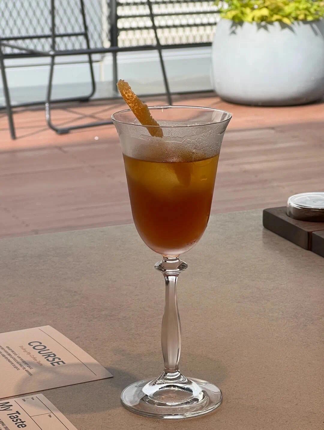 
                        Coffee Omakase體驗(yàn)，首爾咖啡探秘之旅??????咖啡迷們，準(zhǔn)備好了嗎？Coffee Omakase不僅僅是品嘗咖啡，它是一場專屬于你的咖啡儀式！在首爾這座咖啡天堂，咖啡師將帶你領(lǐng)略咖啡的無限魅力。從冷萃到手沖，五款定制咖啡搭配三款精致甜點(diǎn)，每一口都是新鮮體驗(yàn)！探索咖啡的奧秘，從Airdrop咖啡課程開始。這里，你將深入了解咖啡豆的風(fēng)味，找到那杯最觸動(dòng)味蕾的飲品。學(xué)習(xí)咖啡的烘焙藝術(shù)，掌握萃取的秘訣，品嘗來自不同產(chǎn)地的獨(dú)特口感，最終打造一杯屬于你的完美咖啡。課程的高潮是Panama Geisha的品鑒環(huán)節(jié)，這款頂級咖啡將與精美甜點(diǎn)相伴，讓你的味蕾享受至高無上的榮耀。想要沉浸在這場咖啡盛宴中嗎？快來Airdrop，預(yù)約你的Coffee Omakase之旅吧！只需關(guān)注并注冊Naver，即刻開啟你的首爾咖啡探索之旅。感謝AIRDROP Building的溫馨空間，讓我們的咖啡之旅更添色彩。#韓國咖啡廳 #咖啡愛好者 #首爾咖啡文化 #首爾生活 #咖啡旅行 #韓國旅行 #首爾美食探店 #咖啡體驗(yàn) #首爾特色咖啡 ??????