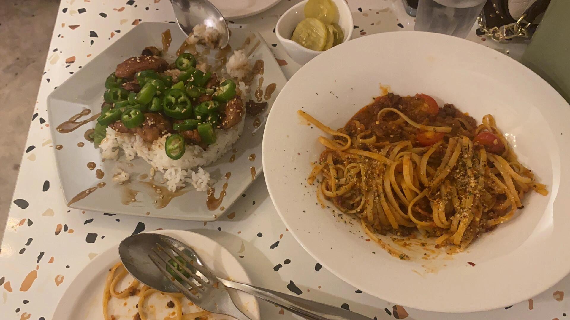 
                        ??首爾探店日記 | 梨泰院美拍圣地 | 韓劇迷必訪??在韓國的日子里，終于踏入了梨泰院的街頭巷尾這里的每個(gè)角落都充滿了電影感，隨手一拍都是大片的感覺??圖二、三展示的是《梨泰院Class》的拍攝地點(diǎn)，對于韓劇迷來說簡直是打卡圣地?圖五的咖啡館，咖啡味道還不錯(cuò)，甜點(diǎn)就那樣吧，但氛圍超贊????圖六是和閨蜜隨意走進(jìn)的一家brunch店，他們的意面和蓋澆飯真的超級美味，強(qiáng)烈推薦給大家?????? #韓國生活 #探店達(dá)人 #日常小確幸 #梨泰院風(fēng)情