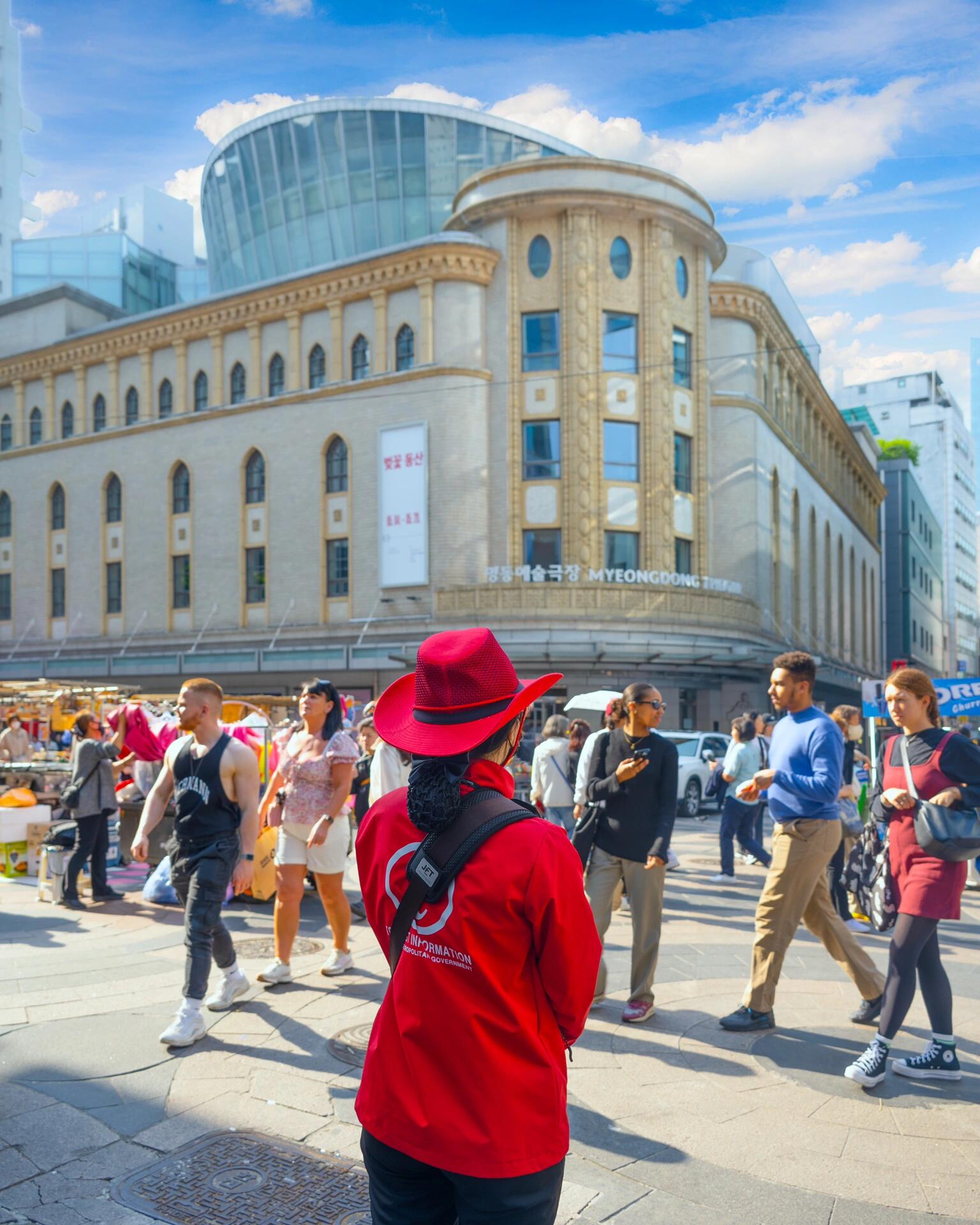 
                        首爾旅游的中心 - 明洞街????首爾觀光的中心——明洞!首爾的6月真是旅游的好時(shí)節(jié)呢~ 明洞街頭熱鬧非凡，吸引了來自世界各地的游客。走在這里，你會(huì)遇到五彩繽紛的人群，聽到多國語言的交織?????明洞，作為首爾的標(biāo)志性景點(diǎn)，我們來給大家介紹幾種在明洞的必玩攻略吧！?嘗遍明洞街頭的美食明洞街從早上10點(diǎn)到晚上11點(diǎn)變成行人專用道，你可以在這里自由漫步，享受購物樂趣！夜晚的明洞，在燈火輝煌中嘗試街邊攤的美味小吃，是不是很有感覺呢？?????明洞購物樂翻天明洞是購物的天堂，這里有各種大牌和小眾品牌的服飾店、化妝品店等等。想要挑選韓國當(dāng)?shù)氐幕瘖y品作為禮物，明洞絕對是你的首選地！??????迷失在明洞？如果你在明洞迷路了，或者需要咨詢關(guān)于旅游、節(jié)慶、購物、表演等信息，就找穿紅衣服的導(dǎo)游吧！他們通常會(huì)講中文，所以請放心咨詢哦~???????來看看明洞街頭的活力照片，感受一下這里的魅力吧~?????地點(diǎn)信息：首爾 中區(qū) 明洞2街?? ?? ??2???交通方式：4號線 明洞站(???) 6號出口 步行218m??照片來源：感謝網(wǎng)友的精彩攝影！#首爾旅行 #明洞 #購物天堂 #街頭美食 #韓國化妝品 #首爾夜生活 #韓國旅游 #明洞探索