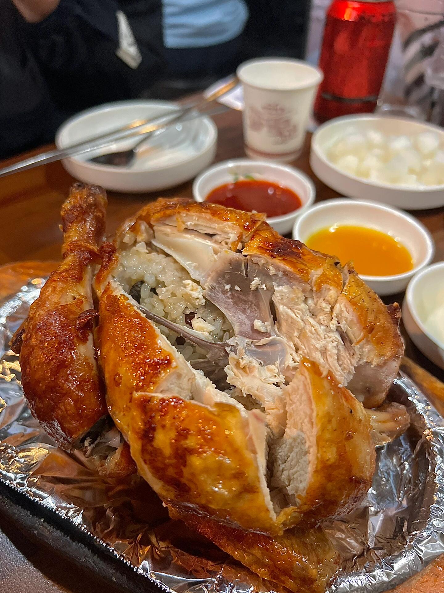 
                        漢南洞必吃人蔘烤雞????#旅行中的地道美食 #每秒都值得記錄漢南洞的這家人蔘烤雞店，簡直是當(dāng)?shù)氐拿朗趁餍?各路美食博主紛紛點(diǎn)贊，連明星們也慕名前來打卡??這么火爆的店，自然是必試無疑啦??走過店前那個(gè)烤架，保證你也會(huì)被那香氣吸引！(?????????)晚上6點(diǎn)多到，還得等上個(gè)十分鐘才能入座，門外排隊(duì)的外賣大軍也是壯觀??- 人蔘烤雞 ?20,000??這個(gè)烤雞，簡直是烤雞和人蔘雞湯的完美結(jié)合先大膽地啃了雞腿，外皮烤得酥脆，肉質(zhì)多汁??雞翅尖兒更是脆得可以連骨頭一起吃，超滿足??里面的糯米飯加了人蔘、紅棗等滋補(bǔ)食材，口感濕潤，油而不膩用柴火烤的雞，香味更是層次分明不過雞胸肉稍微有點(diǎn)干，搭上蜜糖芥末醬就完美解決，再配上泡菜，簡直絕了這只雞雖然不算特別大，但兩個(gè)人吃絕對夠味??店里還有其他菜式，但我們就專心致志地吃雞了??記得留點(diǎn)胃口，宵夜還得繼續(xù)????Hannam Oriental Roast Chicken（首爾漢南洞）38 Daesagwan-ro 34-gil, Yongsan-gu, Seoul（漢南站1號出口）#首爾 #小紅書 #周末探店 #漢南洞 #宵夜吃什么 #美食 #烤雞 #韓國