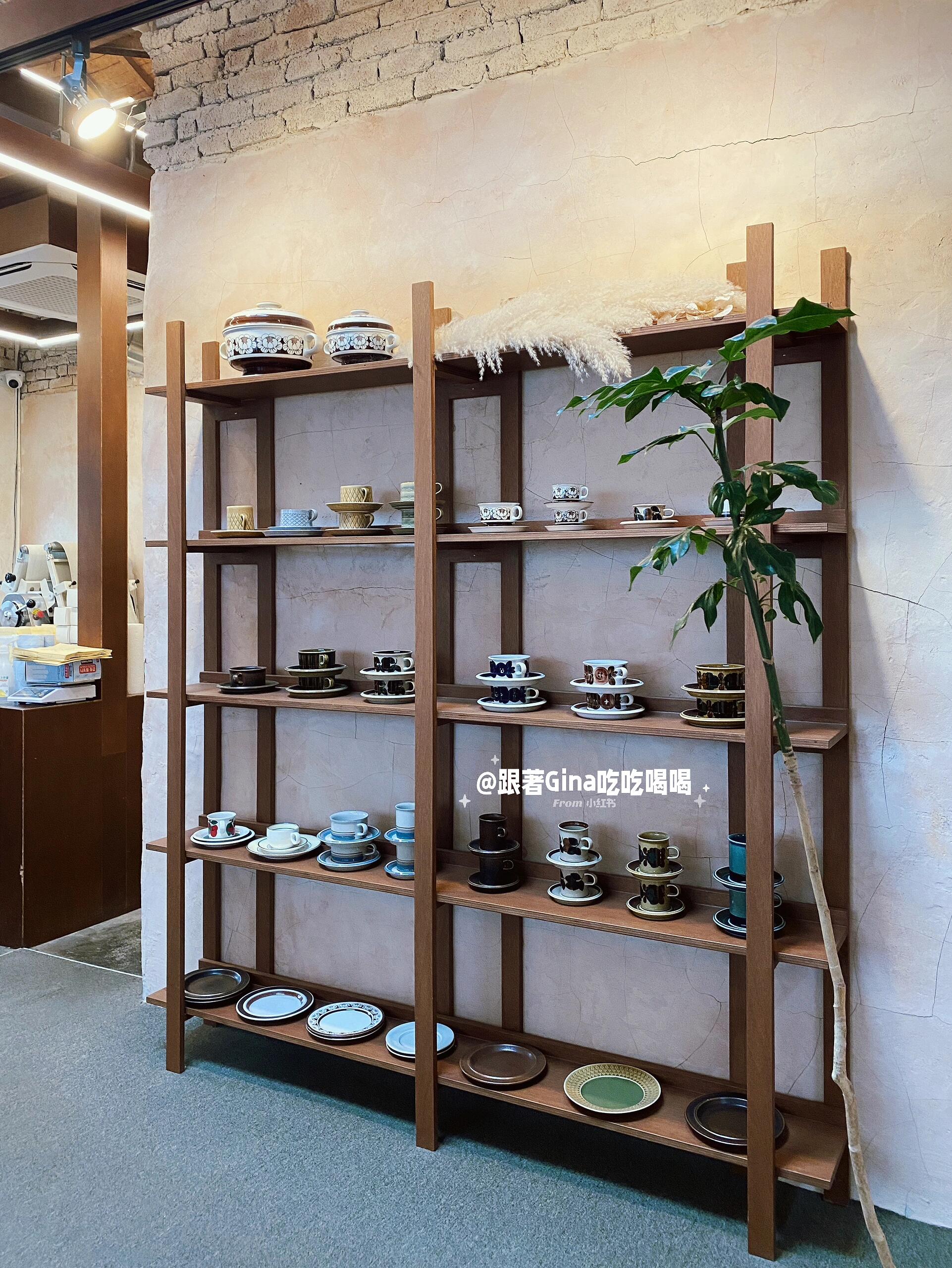 
                        韓國探店｜終于打卡全網(wǎng)超火的玉米派???? Parole & Langue ?????派皮和內(nèi)餡奶油層次分明，特別滿足味蕾，不過個(gè)人覺得嘗鮮一次就夠啦～?? 店內(nèi)座位有限，周末可能要排隊(duì)哦！???♂??? 位于首爾市麻浦區(qū)成美山路29安巷8號 ??????? 從弘益大學(xué)站3號出口出發(fā)，步行約15分鐘就到啦！#韓國 #首爾 #弘大 #首爾延南洞 #韓國生活 #留學(xué)韓國 #韓國日常 #韓國美食 #韓國旅游 #韓國探店 #韓國咖啡店 ?????
