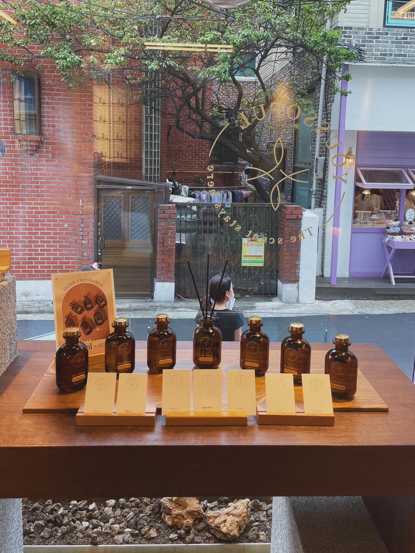 
                        ???? 首爾購物篇：人生就該波瀾壯闊地買呀！????這次首爾之旅，我們放慢腳步，享受隨性的城市漫步。不是追逐景點(diǎn)，而是沿著精心規(guī)劃的路線，邊走邊探索，累了就去嘗嘗大家力薦的美食，看到心儀的寶貝就毫不猶豫帶回家??～??在潮流的匯聚地，逛了好幾家韓國本土潮牌，雖然心動(dòng)，但最終一件未入手～Tee的設(shè)計(jì)真的很吸引人，Marithe的英文字母排列l(wèi)ogo和Mardi的大朵花印花??都讓人愛不釋手。之前已經(jīng)看好了幾款印花Tee，但親手一摸，質(zhì)感就顯得普通，價(jià)格也不算便宜，擔(dān)心洗幾次就會(huì)失去形狀。對質(zhì)量有所堅(jiān)持的我，只能欣賞一番，最后空手而歸。?? 之前就對emis的腋下包情有獨(dú)鐘，但到店后發(fā)現(xiàn)好款式幾乎售罄，剩下的款式讓人摸不著頭腦，而且展示的包包也不夠干凈，看起來像是被人翻得不成樣子…有些小失落。?? Whatitisnt的衣服款式多多，質(zhì)量上乘，價(jià)格也相當(dāng)公道?？上膬x的款式?jīng)]有我的尺碼，所以沒能買到衣服，不過我挑了一頂白色帽子??，帽檐寬大，戴上去臉顯小，超級喜歡！?? 身為襪子愛好者，MS/MR是必打卡的店鋪！店鋪雖小，卻能讓人流連忘返。店里的服務(wù)真的很棒，不管你買不買，進(jìn)門就會(huì)遞上一杯解渴飲料，邊喝邊選購。購買后，他們會(huì)將襪子精心包裝，每只襪子都配有一張貼紙和一個(gè)盒子，還會(huì)贈(zèng)送甜瓜和水??。襪子的樣式多種多樣，質(zhì)量也物超所值，穿著舒適，搭配起來也很有范兒！不過，如果你的鞋子比較緊，可能就不太合適，因?yàn)橐m子真的很厚！如果你喜歡穿透氣的鞋子，那么這里的襪子絕對值得推薦！?? 雖然包包的款式不算多，價(jià)格也不算便宜，但我正好想買一個(gè)腋下包，恰好看到了一款心儀的粉紫色，毫不猶豫就買了！??作為韓式調(diào)香的愛好者，怎能不帶上幾瓶香水呢～由于閨蜜對香水不太感興趣，所以在弘大逛街時(shí)我們只逛了一家本土香水店，youssoful～店鋪雖小，但充滿了藝術(shù)氣息！我們在店內(nèi)試聞了十幾款香水，最終選定了hyperion和borough london兩款，它們都是木質(zhì)香調(diào)中帶有一絲清新的花香，非常適合冬天和春天使用????！店員小姐姐非常熱情，耐心地為我們介紹每一款香水，她的英語非常流利，再加上我也會(huì)一點(diǎn)韓語，溝通起來完全沒有障礙！期待下次來首爾時(shí)能探訪更多的本土調(diào)香店，也希望有機(jī)會(huì)在韓國參加一個(gè)調(diào)香課程！????下一篇，我們來聊聊美食和咖啡館！?? 我是李月月～請讓我與你分享我的生活、努力和夢想！讓我們一起加油，追逐夢想吧！????#首爾 #旅行 #plog #漢南洞 #延南洞 #弘大 #明洞 #圣水