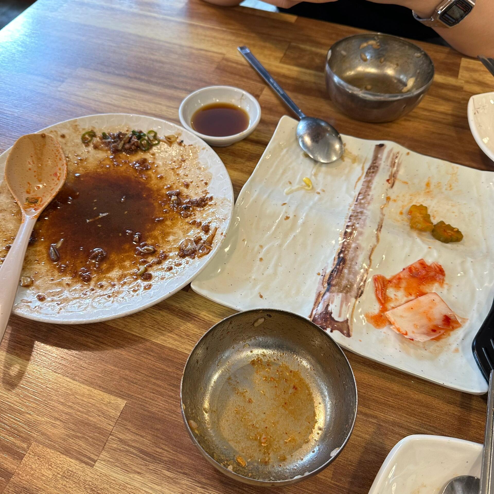 
                        ??首爾弘大必吃的美食大發(fā)現(xiàn)！??在首爾弘大游蕩時(shí)，原本打算尋找那傳說中的炸醬面，結(jié)果意外走進(jìn)了一家不起眼的小店。???♀????♂?外頭陽光正熾，我們只想找個(gè)涼爽的地方休息一下，沒想到這家店內(nèi)座無虛席，正好有人離開，我們趕緊坐了下來。店里提供冰水自助，菜單全是韓文，我們只好拿出手機(jī)拍照翻譯。????點(diǎn)了章魚炒豬肉和嫩豆腐湯，期待滿滿。四周張望，觀察其他食客的反應(yīng)，店內(nèi)絡(luò)繹不絕，看樣子都是附近的工作人員，這下更加確信我們找到了美食的寶藏！??????????果不其然，嫩豆腐湯一端上來，那鮮味簡直讓人驚艷！豆腐入口即化，咸香適中。章魚炒豬肉更是厲害，第一口就讓我和朋友瞪大了眼睛，那火爐的香味簡直絕了！我們兩個(gè)人沒多久就把盤子里的食物一掃而空！?????結(jié)賬時(shí)忘了具體多少韓元，換算成人民幣大概80多，性價(jià)比超高！出門一看店名，仿佛在說：“這里有讓人驚艷的火味料理！”??這家店可能不太好找，但是絕對值得一試，保證不會(huì)讓你失望！??店名：Jesoon Restaurant地址：85-94 Dongseon-dong 1(il)-ga, Seongbuk-gu, Seoul#韓餐 #首爾美食 #弘大美食 #首爾 #弘大 #弘大探店 #首爾弘大美食