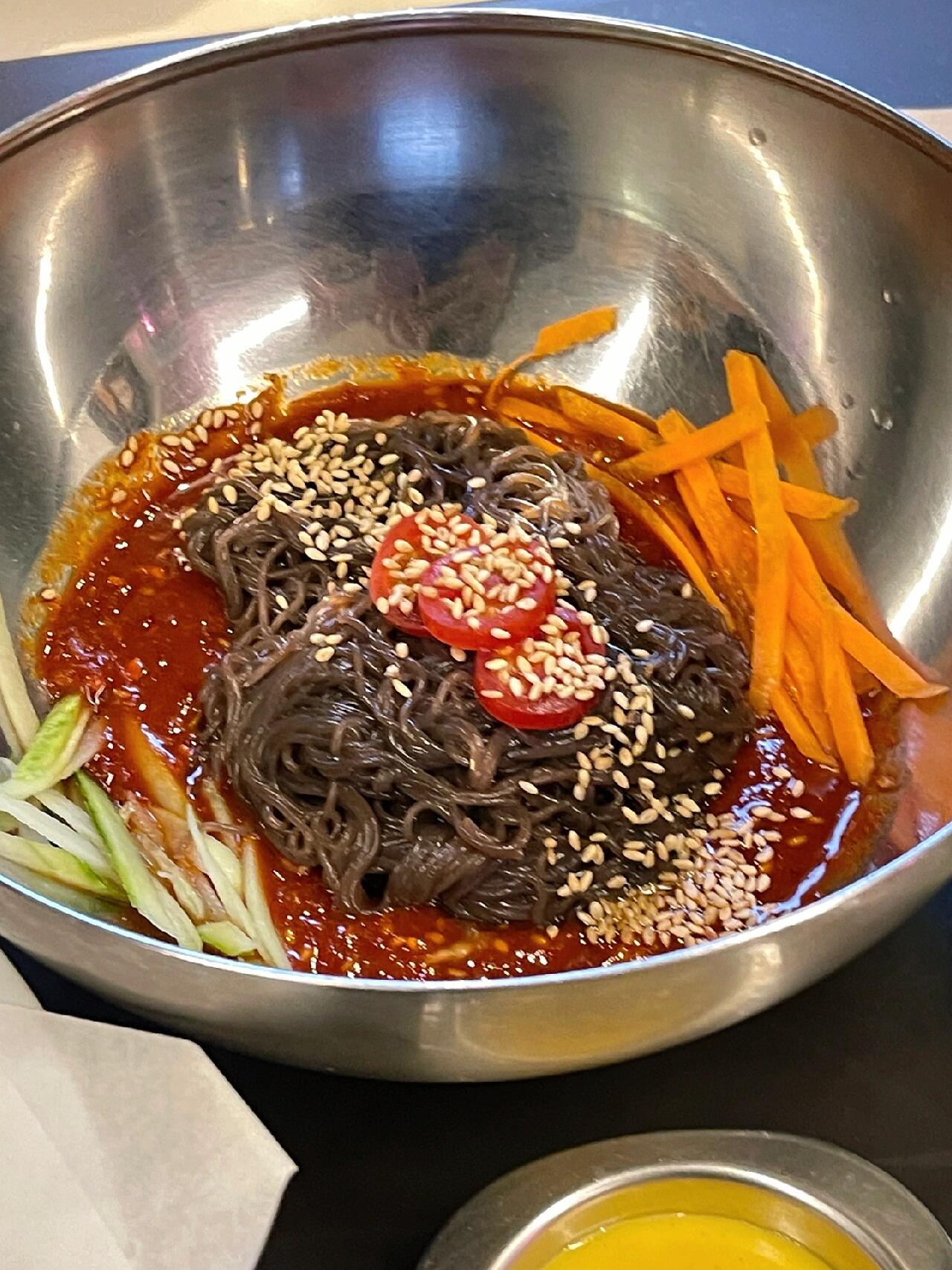 
                        ????圣水洞美食探秘 | 豬蹄愛好者的天堂????大家好，今天要跟大家分享的是我在圣水洞發(fā)現(xiàn)的一家超級美味的豬蹄店！??這家店的炸豬蹄，簡直是美味到讓人日思夜想，一試成主顧啊！??想象一下，外皮酥脆得就像炸雞一樣，咬下去卻是滿滿的豬蹄肉，那種口感，真的是無法用言語形容的完美！?????而且，他們家的拌面也是一絕，雖然說是可點(diǎn)可不點(diǎn)，但我個(gè)人覺得，搭配豬蹄一起吃，味道更上一層樓呢！??我在這里鄭重其事地向大家推薦，一定要去嘗一嘗這家店的炸豬蹄，絕對不會(huì)讓你失望的！????店鋪信息如下：店名：????營業(yè)時(shí)間：16:00～22:00（周末13:00 ～ 22:00）地址：?? ??? ????7? 38 1?如果你也是個(gè)豬蹄控，那就不要猶豫了，快來圣水洞這家店大快朵頤一番吧！??#首爾美食 #韓國 #豬蹄 #首爾圣水洞 #圣水洞 #圣水洞美食 #韓國圣水洞