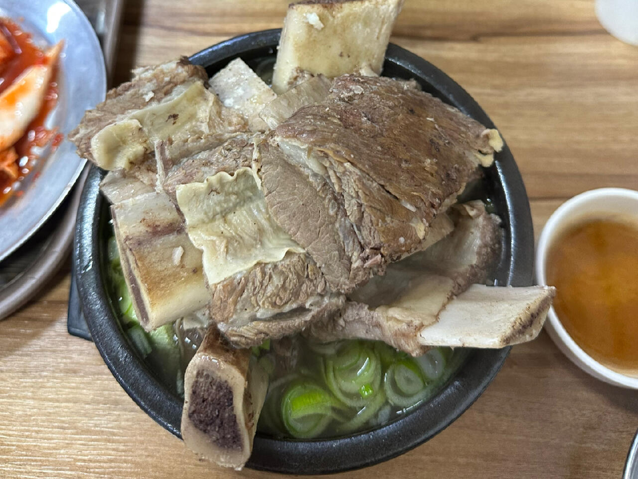 
                        ???? 大邱限時開放的美味牛排骨湯??在大邱有這樣一家牛排骨店，老板超有個性，每天只營業一小時哦！?? 從早上11點到中午12點，錯過就要等第二天啦！??這里的招牌只有一道，那就是超級美味的牛排骨湯！?? 湯汁濃郁，肉多湯足，每份只要1.3萬韓幣，性價比超高！??記得他們周日不開門，所以別白跑一趟啦！??想嘗鮮的朋友們，開門前就要排隊哦！一進門就能感受到滿滿的人氣，大家都是按到達順序來享受這份美味的！????店名：?????地址：?? ?? ?????143? 2來大邱不知道吃什么？記得收藏這家店，體驗一下當地的美食文化吧！?#韓國生活 #韓國 #韓國日常 #韓國旅行 #韓國大邱 #韓國大邱美食 #大邱美食店 #大邱旅游 #韓國美食 #韓國美食探店