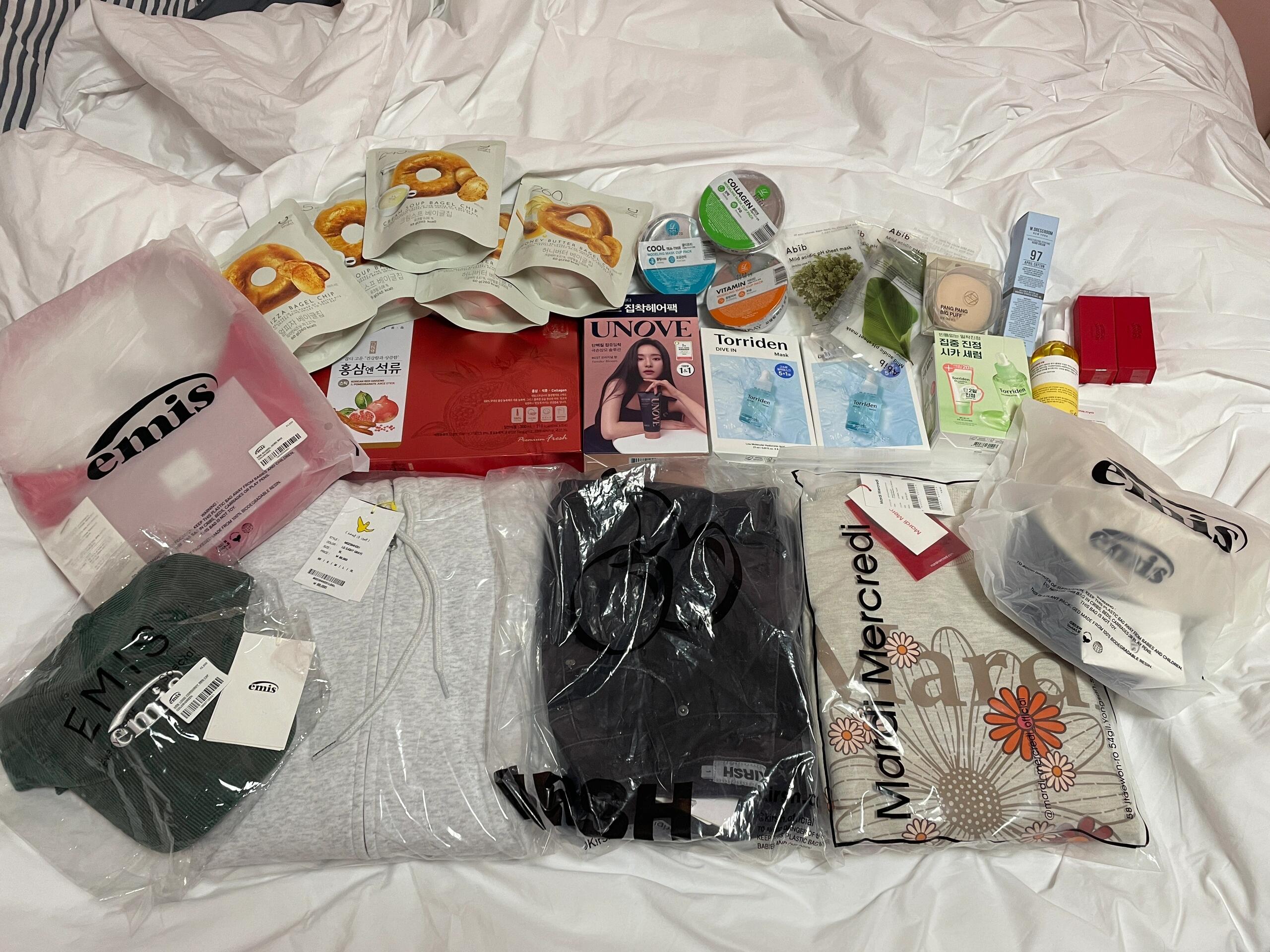 
                        ????首爾購物天堂之旅?明洞??? - 樂天世界免稅店?? - 弘大?? - 蠶室??? - 漢南洞?? - 汝矣島現代百貨?? - 漢江?? - 景福宮?? - 北村韓屋村??? - olive young??在首爾的購物狂歡簡直停不下來，我的心已經完全被這里的購物天堂俘虜啦！?? 兩天的時間根本不夠用，我只想把免稅店搬回家！下午的時光在jyp度過，竟然還意外遇到了帥氣的佑榮。?? 印下了晟玟的手印，感覺我們已經心心相印、幸福滿滿了呢！?? 晚上的烤肉大餐，不僅價格超級友好，而且味道也是一級棒！?? 真是物超所值，大推薦！#韓國旅游 #韓國購物 #首爾免稅購 #烤肉大賞 #韓流追星 #首爾打卡地