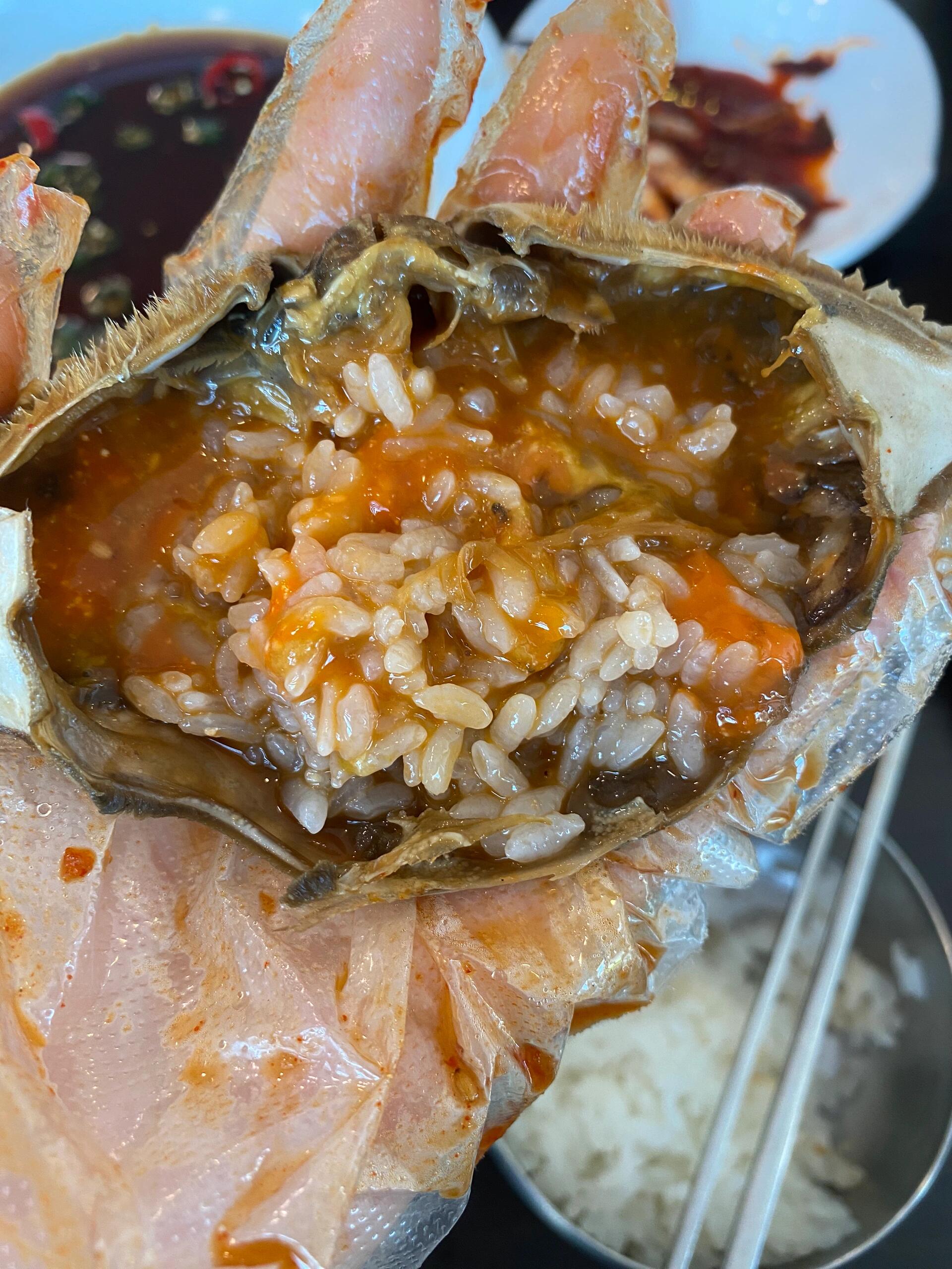 
                        慶州美食探店???? 醬蟹拌飯大發現???在naver偶然發現了這家店，網上的評價超級棒，就決定嘗一嘗啦！?? 結果真的是驚喜滿滿，蟹膏超級多，肉質也是超級豐富！店名叫做????，一人份的醬油醬蟹才29000韓幣！打開蟹殼，里面的蟹膏拌上飯，簡直是美味到爆炸，兩碗飯輕輕松松就解決了！?? 小菜也是多多的，還有辣醬醬蟹，味道也是超級棒！?? 花一分錢，享受兩種蟹的美味，真的是太劃算啦！#韓國生活 #留學韓國 #美食探店 #我的日常 #醬油蟹 #韓式醬油蟹 #美食日常 #美食分享 #我的美食日記 #情侶日常 #中韓情侶 #韓國慶州 #慶州探店 #韓國慶州美食 ?????