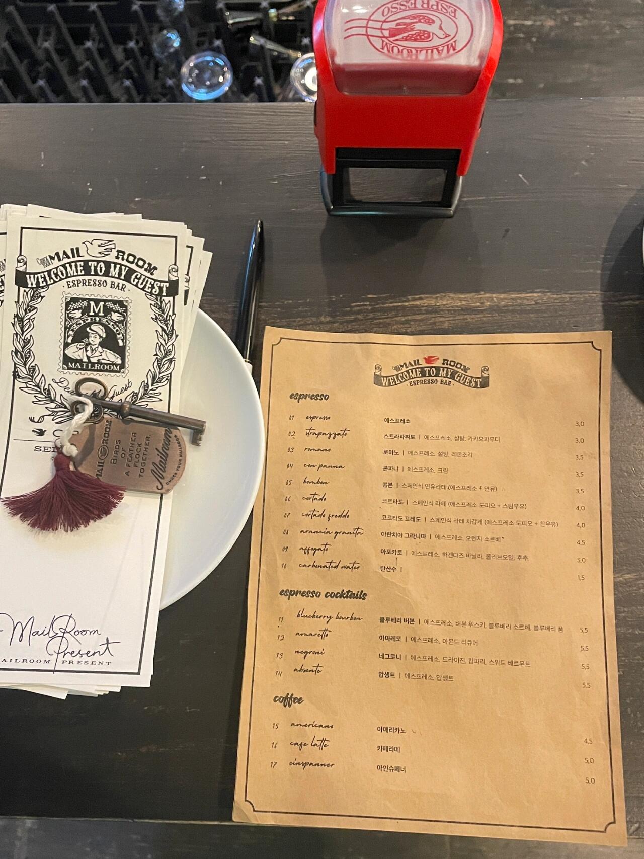
                        韓國新堂站咖啡館 Mail Room ??????每次購物瘋狂haul之后，我總是要回物流中心放置戰利品???。然后，我就會順手搜尋附近的咖啡館，給自己來一杯甜蜜的休息時間????。今天，我發現了這家超級棒的咖啡館Mail Room，它的魔法氛圍讓我不禁想起《哈利波特》???♂??。一樓是點單的地方，而二樓和三樓則是供人休息的座位區???。二樓的裝飾美到讓人心動，可惜人太多，我沒能抓拍到那個角落??。三樓的視野簡直無敵，我就這樣看著窗外的云景發了好一會兒呆??。大家快去體驗一下吧～～～里面還有很多機關等著你們去探索哦??！而且，從新堂站1號出口走過去只需要30秒，超級近的哦！???♀???#韓國探店 #韓國咖啡館 #東大門 #MailRoom #新堂站咖啡館