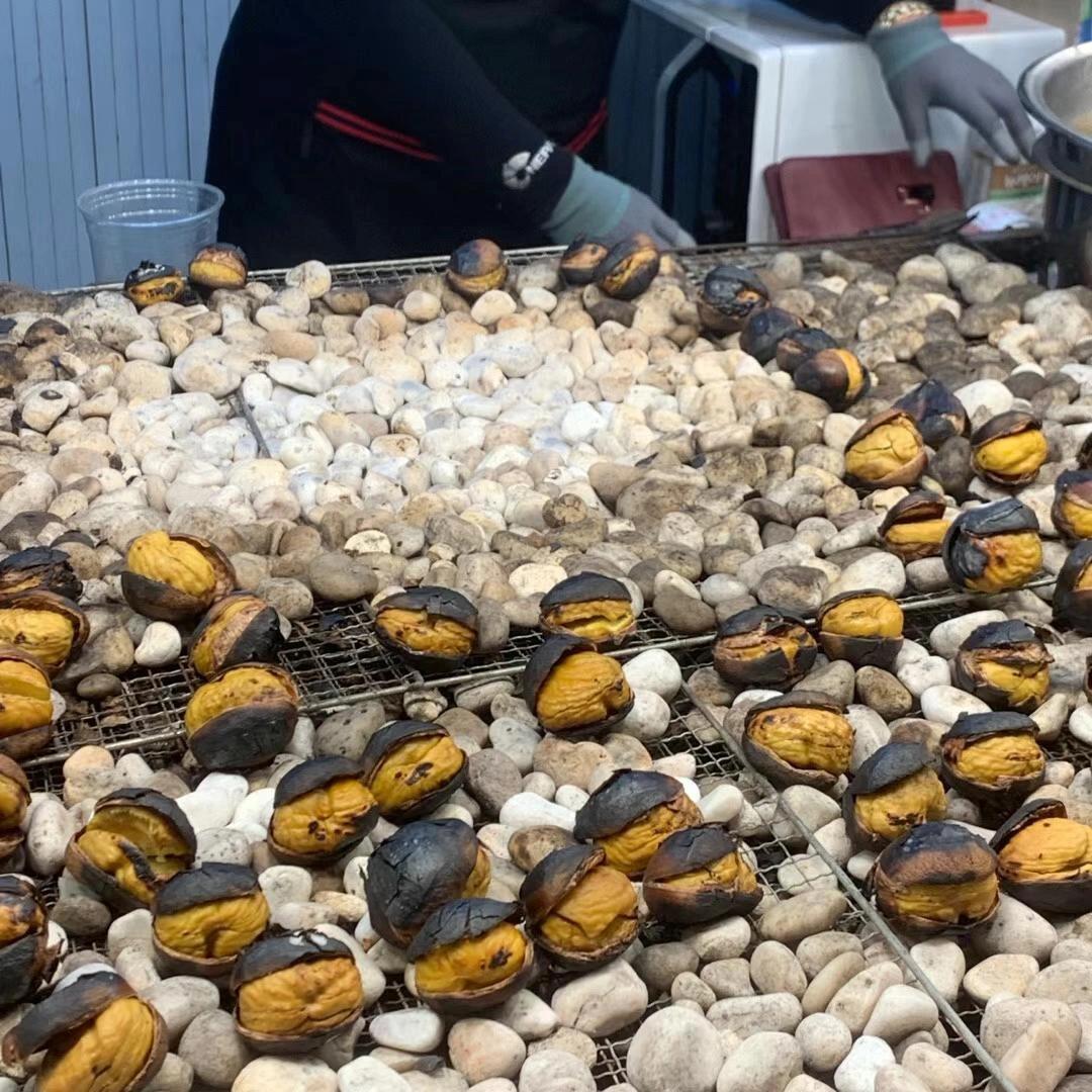 
                        ????留學生活 | 周末vlog感受韓國美景??這個周末特別去了月尾島欣賞那邊的日落??，美得讓人心動?????雖然坐了將近兩小時的地鐵??，但那迷人的景色絕對值回票價！海邊不僅有迷人的海景??，還有一個小型游樂園，里面有好幾個讓人尖叫的游樂設施，不過我還是選擇了安全地觀望哈哈??還發現了超大的??板栗，熱騰騰的吃起來真是太滿足了??至于中華街嘛，感覺就那樣吧，東西挺貴的，逛逛就好???♀??? 地點：仁川廣域市 中區 北城洞一街 98-352#韓國留學生活 #留學生周末日常 #韓國美景 #月尾島日落 #韓國游樂園 #韓國美食探店 #仁川探索
