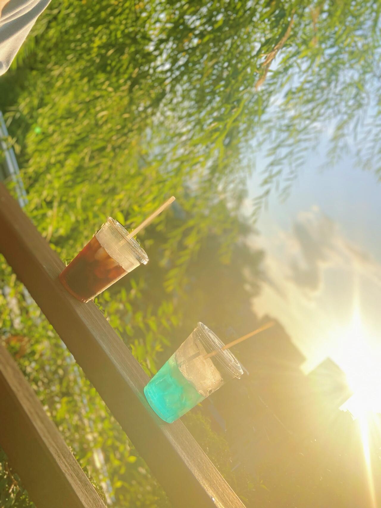
                        二人世界??的浪漫之旅自從寶貝來到我們的世界，每次外出都想把他帶在身邊，和老朱的二人世界時光變得彌足珍貴。在家忙于課程的我，突然收到老朱的邀約，他問我今晚是否愿意一起去首爾塔約會，由婆婆照顧小寶貝。當然，我毫不猶豫地答應了！到了首爾塔，發現這里真是情侶的天堂??。到處都是手拉手的戀人，有的還浪漫地抱著鮮花。我們這對經年累月的伴侶也加入了這熱鬧的場景。乘坐纜車??上山既快捷又平穩，沒有我想象中的那般恐怖。站在高處，眺望美麗的風景，忍不住拍了一大堆照片??。那些美好的回憶瞬間涌上心頭，仿佛回到了我們戀愛的初期，當時他還在韓國留學。這樣的夜晚，真是浪漫至極！#韓國 #首爾南山塔 #明洞
