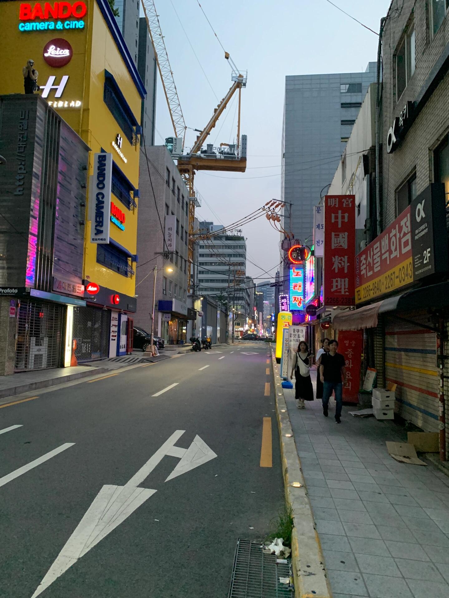 
                        ?首爾旅行小貼士? | 行李箱必備好物揭秘??每次旅行，我都會精心挑選隨身攜帶的小物件??，確保旅途舒適又便捷！對于酒店提供的洗漱用品，總覺得洗后不夠清爽，頭發和身體似乎還殘留著不適感。因此，我會準備自己的洗護小物，包括梳子等日常必需品。這些都是經過我深入研究和篩選的，每一件都是實用又高效的好物，旅行中的小確幸！??/#行李箱必備 #旅行好物 #護膚秘籍 #美妝分享 #身體護理#出行神器 #旅行輕松 #韓國探索 #好物集錦