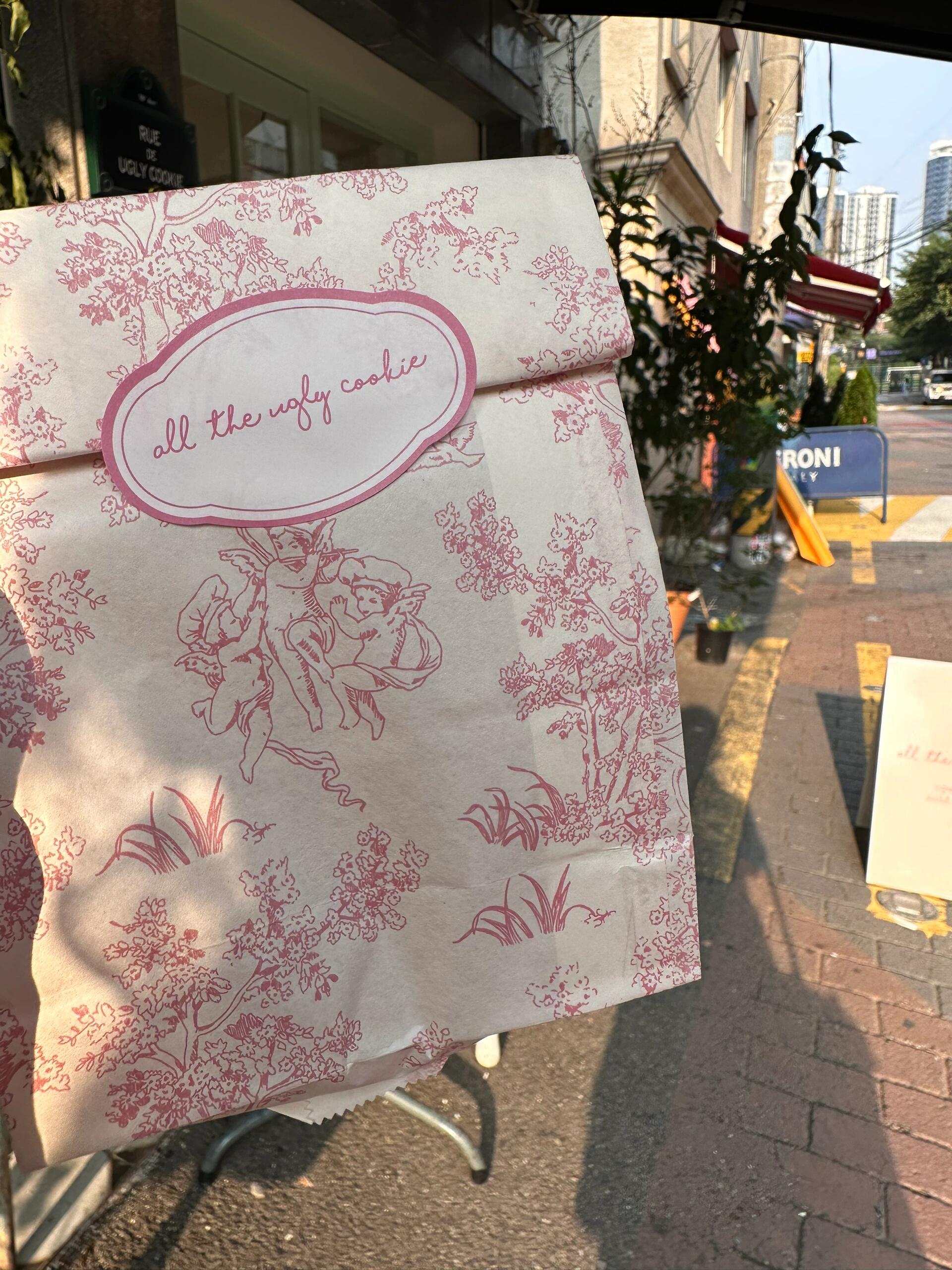 
                        ???? 圣水必吃的藥果曲奇！??這家是專賣曲奇的小店，Size還是巨大化的經常在ins上刷到！巨饞??而且是連續三年拿了藍絲帶???聽說這是韓國美食店的認證??總店在釜山，圣水是分店??買了這家招牌的藥果曲奇??吃之前有擔心會不會太甜，表面還刷滿了糖漿??可是吃了一口就完全停不下來，很香很好吃??中間的香草奶油也很好吃，一點都不齁甜！！！！吃起來有點像沙其馬的味道??后悔只買了一個口味??如果想試一下韓國藥果曲奇非常推薦去這家吃吃看！??(圖10-12有菜單）店名：???????地址：?? ??? ????12? 13 1?#韓國美食 #韓國甜點 #韓國旅行攻略 #吃貨在韓國 #韓國吃喝玩樂 #韓國曲奇 #圣水探店 #圣水洞美食