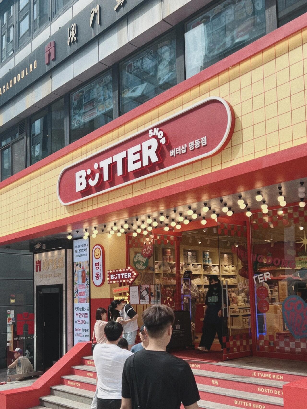 
                        ????明洞探寶 | 必逛文具小店大發現??一眼望去，就被這家獨具特色的小店吸引??色彩斑斕，萌物遍布，簡直是可愛的代名詞??不僅購物體驗滿分，拍照打卡也超級贊??連續兩天都忍不住去逛，荷包哭泣聲??就在明洞主干道的盡頭等你哦！明洞行程加一項：這家文具店必須check?地址：????? ?? ??? 55#明洞購物 #韓國文具 #明洞文具店 #創意文具 #韓國旅行