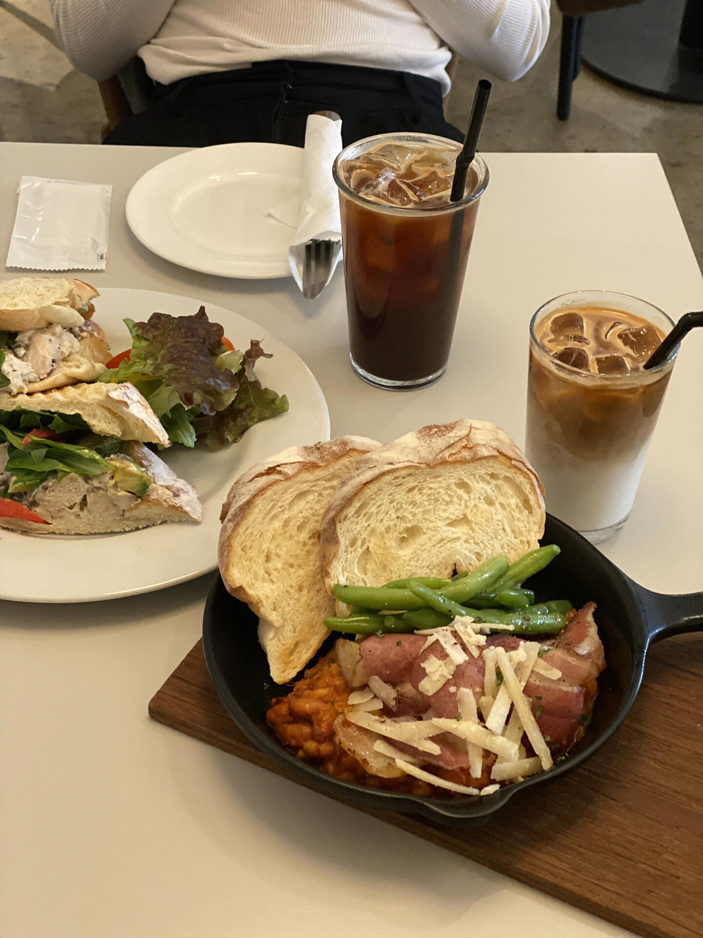 
                        首爾｜狎鷗亭brunch ????店名叫Oasis！去狎鷗亭逛街之前隨便在naver地圖上找了家店吃飯。巨巨巨巨巨巨好吃，挑的離地鐵站最近的一家然后也沒有看評價。有一個chicken&avocado的特別美味（原諒我不會韓語）。可以在逛街之前吃一下～我是周中上午十一點去的，人還是挺多的，只有一個空位！順帶提一句，狎鷗亭的acne有超多都在sale，我以為那個sale的牌子是隨便掛著的，后來感覺一層女裝基本一半都在打折！我買完之后sales才告訴我40%off，加上免稅約等于半價了！#首爾 #首爾咖啡廳 #狎鷗亭探店 #首爾旅行 #brunch #首爾brunch #狎鷗亭咖啡廳 ?????