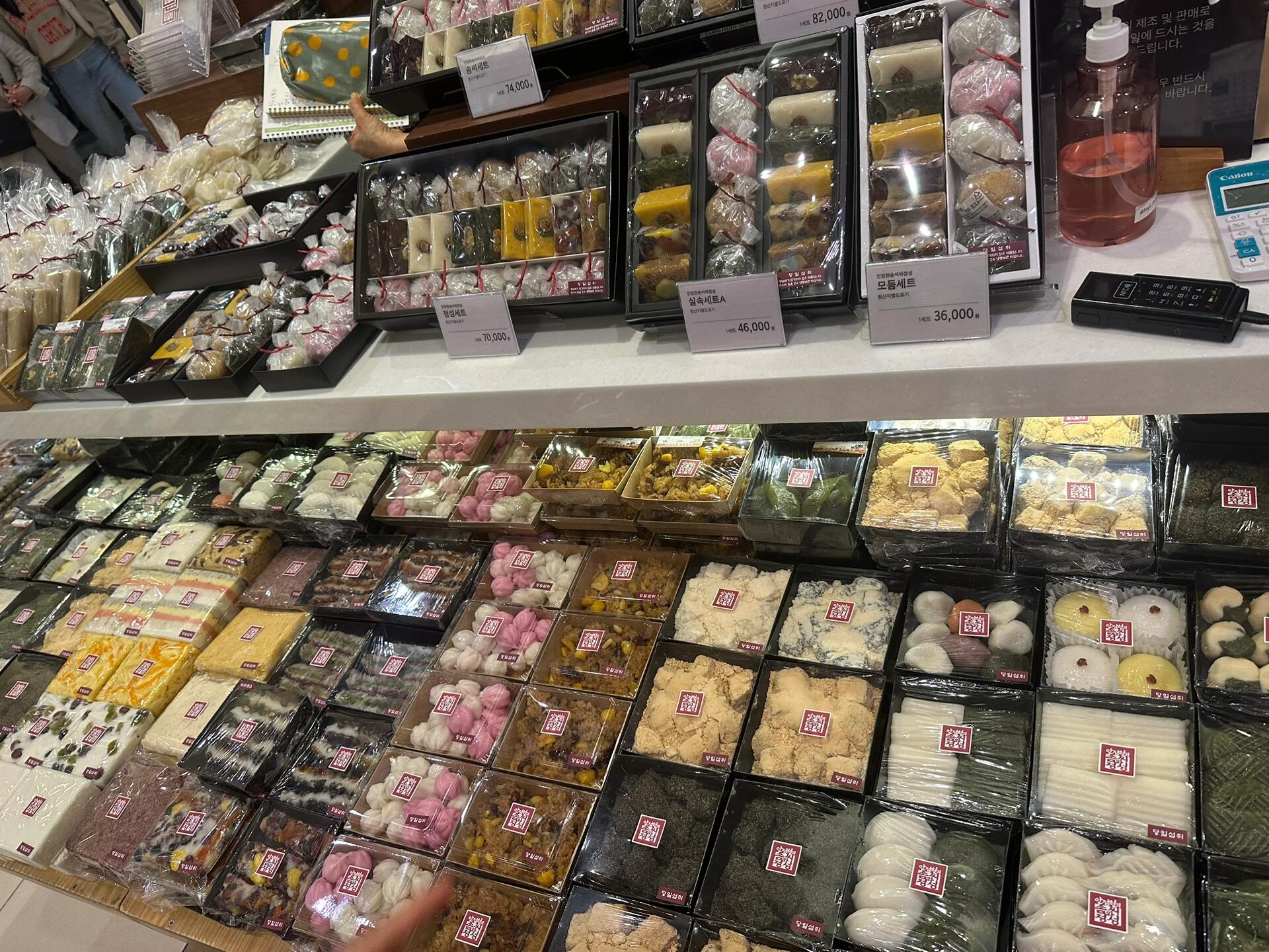 
                        ????首爾美食-明洞/南大門/江南來到韓國，當地美食愛好者都會推薦你嘗試四樣必吃美味：烤肉??，燒酒??，炸醬面??，還有啤酒??配炸雞??。接下來，讓我們根據地點來探索一下美食天堂吧！整體來說，明洞是個不錯的選擇，這里應有盡有，夜晚還能享受到各式各樣的街邊小吃。??明洞??Bhc炸雞：這家網紅炸雞店人氣爆棚，晚上九點還得排隊等上個四十分鐘哦。超級推薦他們家的芝士炸雞和芝士球，濃郁的芝士粉讓人一吃難忘，超級美味??！??王妃家烤肉：這里的燒烤肉質超級棒，雖然價格稍微有點小貴，不過絕對物有所值。記得提前預定哦，不然可能需要排隊等位。??香港0410：強烈推薦這家的炒面和炸醬面，炒面的分量足夠兩個人分享。在首爾各個角落都能找到他們的分店，我去的是明洞這家。聽韓國小哥說，炸醬面超過10刀的就別嘗試了，肯定不地道，這家的不僅實惠，分量也很足。?? Isaac & Egg drop：兩家超贊的三明治??店，非常適合作為早餐。他們在明洞附近都有分店。我嘗試了Isaac家的韓式烤肉和Egg drop的美式火腿，個人覺得Isaac家的味道更勝一籌。??雪冰Sulbing：來到明洞，怎能不嘗嘗韓國的沙冰呢？巧克力，抹茶，草莓，芒果，各種口味看起來都超級誘人！我點了提拉米蘇口味的，上面淋著咖啡和煉乳，再加上沙冰上的提拉米蘇蛋糕和香草冰淇淋，味道豐富多層次，強烈推薦??！??景福宮：土俗村參雞湯，鮮美無比，不過我個人對參湯的味道不是特別感冒。??南大門??泡菜包子：這個跟我們國內的灌湯包子很相似，里面的泡菜餡辣辣的，味道超級棒！??糖油餅：內餡是堅果和紅糖肉桂的組合，如果你不喜歡肉桂的味道，可能就不太適合嘗試了。??江南高速巴士客運站：我住在附近的Marriott酒店，樓下就是新世界百貨，強烈推薦你去新世界地下一層嘗嘗那里的各種美食小吃。網紅甜甜圈??knotted，黃油和奶油夾餡的味道簡直驚艷！米糕和年糕非常適合帶回家當禮物，還有各種蛋糕、蛋撻和點心，每一樣都是美味無雷區。#首爾旅行 #首爾美食 #首爾探店 #明洞美食 #明洞 #景福宮美食 #南大門美食推薦 #首爾韓式烤肉炸雞 #韓國雪冰 #韓國美食