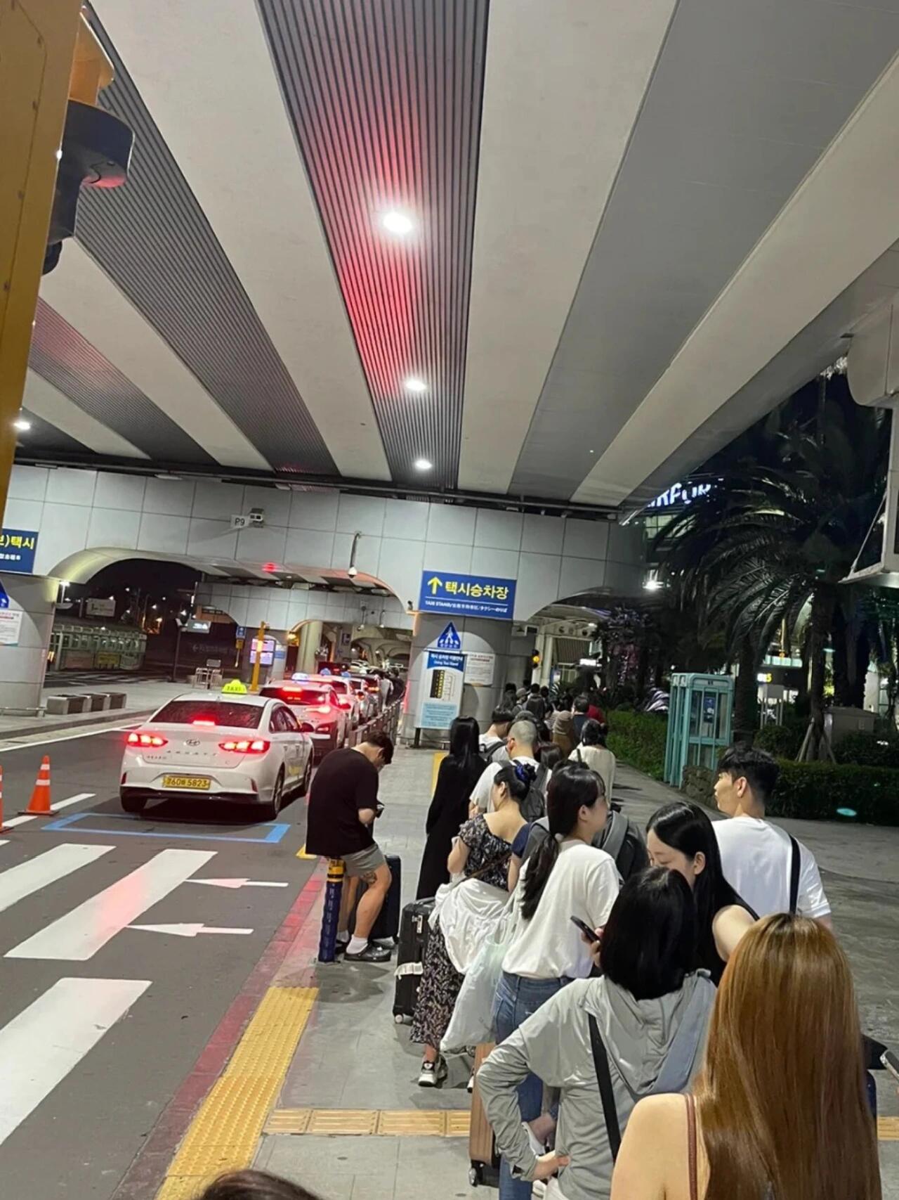 
                        ??濟州島旅行踩雷攻略??親愛的小伙伴們，剛從濟州島歸來的我有幾條金貴建議要分享給大家哦！??1. 小紅書上的咖啡店和飯店推薦可能并不是你的菜，親測感覺很一般，要謹慎選擇哦！??2. 濟州島的天氣就像心情一樣變化莫測，別完全信賴天氣預報啦！建議包車出行，景點之間的距離嘎嘎遠，包車超級省時省力！??3. 路邊誘人的大橘子看看就好，別手癢摘下來嘗鮮，這邊可是有法律禁止的哦！??4. 在naver上查清楚目的地今天是不是營業的日子再出發吧！韓國店鋪的公休日五花八門，別白跑一趟了！??5. 如果你在公交車上，記得不要帶著開口的冰淇淋或飲料，否則司機大大可能不讓你上車的哦！????6. 紅色的快線車下面有行李箱放置處，這個快線車簡直就是旅游大巴，大件行李可以放在車下的行李艙里，超級方便！????希望這些小貼士能幫助到即將去濟州島的你，讓你的旅行更加順利！記得收藏備用哦！#韓國 #韓國旅游 #濟州島旅行 #濟州島 ?????????