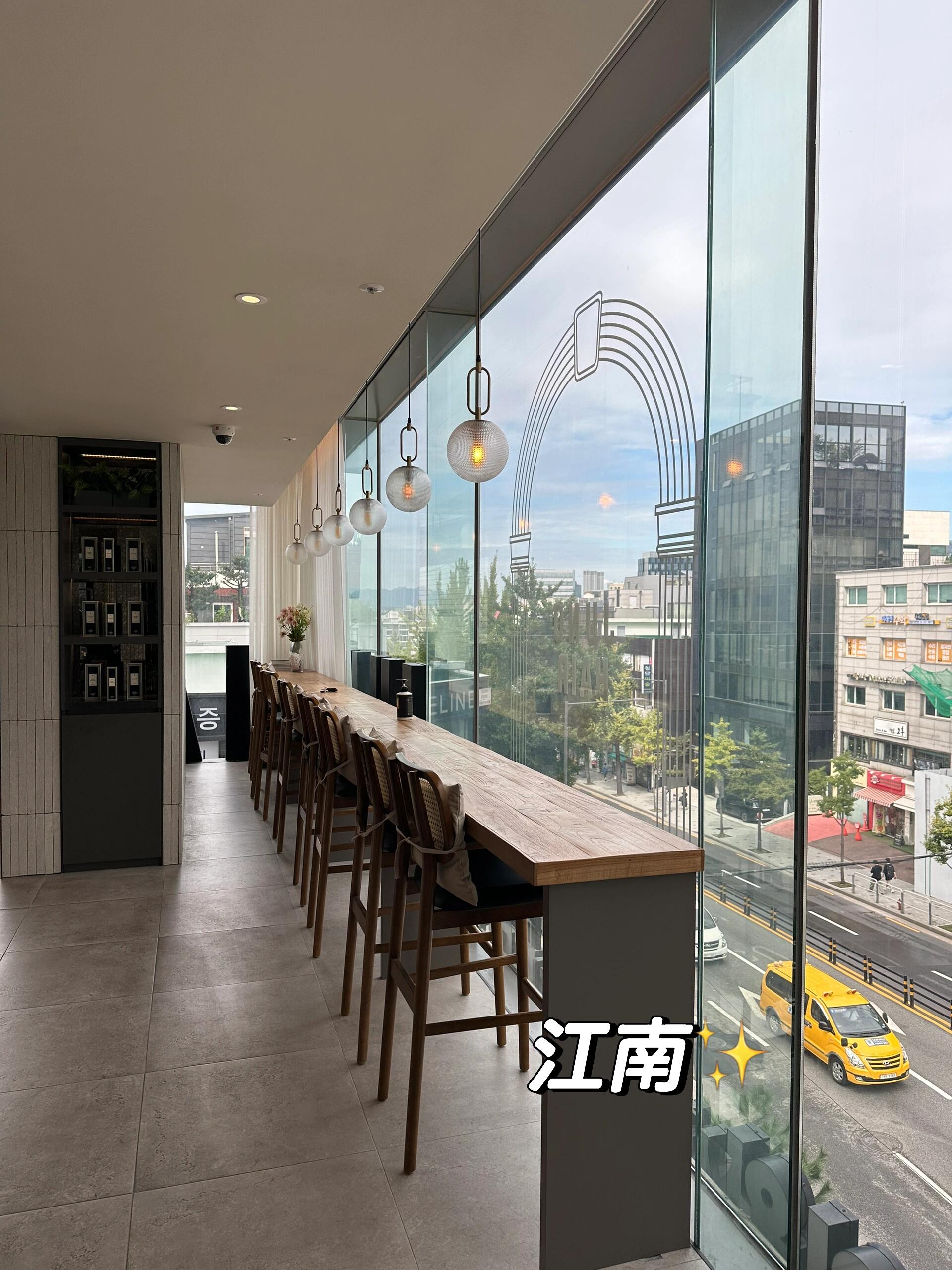 
                        ????真的可以相信Naver滿分美發室太滿意了這家美發室評分太高了！我預約了一個女室長染色，審美真的極好，染出了我在韓國染到最滿意的頭發！我自己的頭發已經黃不拉幾還分層了，就很難看形同枯草，所以我就說了下自己的情況，想染一個看著黑的顯得發質好的顏色，并且之后黑頭發長出來也不要太尷尬。室長幫我做了一個簡單的色彩診斷。推薦了一個偏一丟丟粉的黑色，我好喜歡這個顏色！看起來很有質感。然后室長說這個不容易掉色洗很久之后會變亮一點點但不會發黃。染出來的效果就是很絕，聽我說姐妹們染頭發之前我真的思考了很久要不要染黑因為我本身不是冷白皮我怕顯黑，但是這個顏色太顯白了??就染完會愛上自己的程度！然后室長問我有沒有想要剪的頭發的照片，我找了一下感覺都不是很滿意讓她給我推薦，她給我推薦的第一個我就很喜歡，就按照那個樣子剪的，染色剪發一切都是我想要的樣子！真的就是值得naver高分！就是最滿意的一次染發！細節什么的也都很好，室長同為女生審美特別好，所有職員都溫柔極了。它家去過就能發現裝修的是一門藝術，前臺即開放式甜品咖啡吧，跟所有美容美發室都不一樣。拿鐵和餅干真的很好吃，洗頭發按摩也很舒服。位置在江南區亭，離清潭洞 、狎鷗亭羅德奧 、新沙都近！??室長：?? ????????江南JUNOHAIR/???? ???????????? ??? ??? 703 4???周一到周日 10:00 - 21:00#JUNOHAIR#韓國美容室#首爾美容室#江南美容室#韓國美容室推薦 #韓國旅行攻略#韓國探店#韓國美發