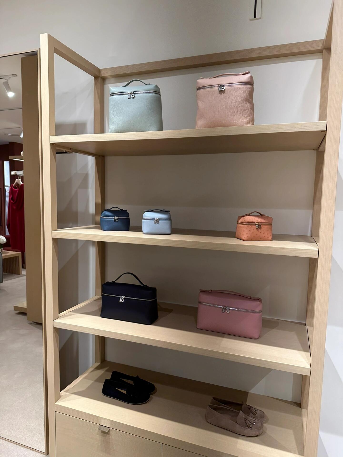 
                        韓國??Loro Piana L19超值入手攻略?逛街時，眼前一亮，看到了那款令人心動的大象灰小方盒子包。結賬前，心懷僥幸詢問了店員，沒想到意外收獲！店員從柜子里拿出了兩款剛上新的L19新色，真是幸運??。一查，國內官網的價格已經上漲到了1w9，而在韓國，價格居然還停留在1w6，更妙的是，還能享受5%-8%的退稅優惠！在江南區的時代百貨，作為新會員首次購物還能獲得雙倍積分，更有30w韓幣的購物券相送，用于商場內任意消費。綜合算下來，實際花費大約只有1w4左右。考慮到手機、口紅、護照都能輕松放入，毫不猶豫地選擇了L19，小方盒子包就此放棄。這次購物簡直太劃算了！???#L19 #LoroPiana #LoroPiana包 #包包分享 #韓國購物 ??????