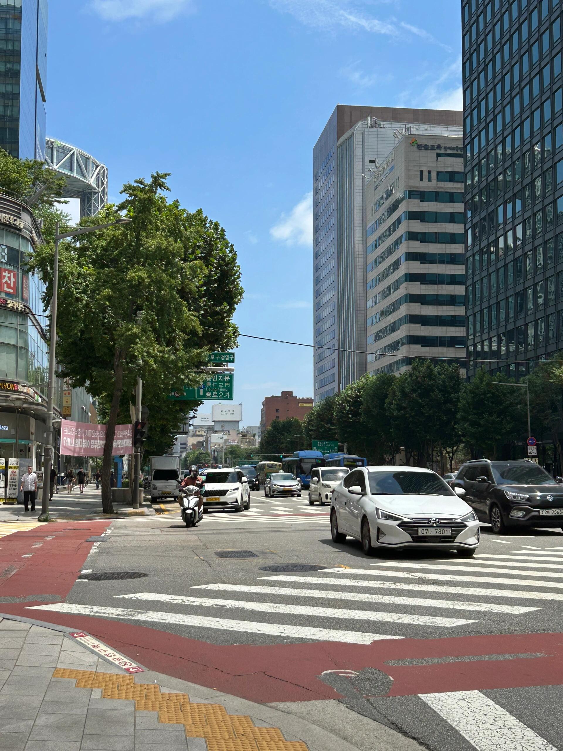 
                        ????首爾探店記???一踏出仁川機場，我們就迫不及待地踏上了探索首爾的旅程！??找到了快軌，發現它有兩種顏色：橙色??和藍色??。橙色的速度更快一些，但價格也稍高，多出兩千多韓幣??。小貼士：在機場就可以購買地鐵tmoney卡，非常方便！如果你選擇藍色快軌，可以直接刷卡。而且，首爾站的地鐵卡售賣處人潮洶涌，所以在仁川機場買卡是個明智的選擇，售卡處就在快軌旁邊哦！??如果你選擇橙色快軌，記得要在機器上購票。??提醒一下，橙色快軌的票可能會售罄，所以要抓緊時間買票哦！不管是橙色還是藍色快軌，終點站都是繁華的首爾站，那里不僅有KTX高速列車，還有地鐵線路，交通超級便利。首爾站真的很大，一定要留意指示牌，別迷路了！??我們的酒店位置極佳，就在市廳附近，出門就是地鐵站，而且離熱鬧的明洞也非常近，簡直太方便了！??有空的話，可以去明洞或是樂天商場逛逛。明洞的一天，給你們幾個小建議：①這里的人生四格拍照館超多，價格大概在4000-6000韓幣，體驗一下很值得！②在明洞地鐵站6號口附近有家HBAF的零食店，超級火??，強烈推薦嘗試！③明洞的Olive Young遍地開花，一家沒貨可以去另一家看看，我想買的東西很快就齊了。④這邊的咖啡店隨處可見，每一家的咖啡都好喝得不得了，隨便哪家都不會失望。???注意，韓國地鐵口特別多，千萬別走錯口，否則可能會離目的地大相徑庭。首爾的上午通常比較寧靜，大家都在休息，所以走在街上特別舒服。空氣濕潤，對皮膚超級友好。??但無論如何，安全第一！每個地方都有自己的風俗習慣，所以出行時一定要小心謹慎哦！??#韓國首爾 #首爾 #韓國地鐵 #仁川機場 #交通 #韓國交通卡 #明洞 #明洞美食 #韓國明洞 #攻略 #韓國旅行 #首爾旅行 #韓國旅行攻略 #旅行攻略 #咖啡店