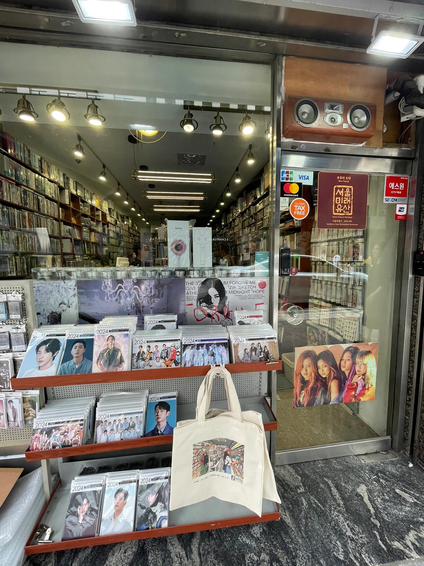 
                        在韓國明洞發現的專輯店簡直??燃爆了！就在明洞這個購物天堂里，我意外走進了一家讓人超級興奮的Kpop線下專輯店！這里不僅有最新的韓流音樂專輯，還有各種偶像周邊，簡直是粉絲的天堂啊～?????#韓國 #Kpop #明洞購物 #探店日記 #韓流 #韓國旅行必去 #韓國生活體驗 #音樂專輯收藏 #偶像迷寶藏地