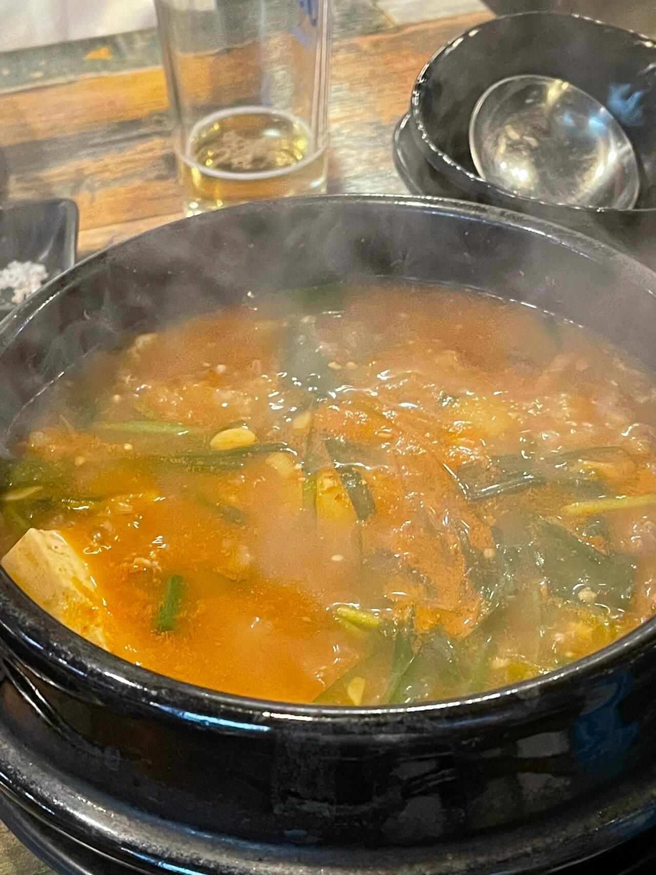 
                        首爾必吃榜｜肉食愛好者的天堂，滿滿的牛肉盛宴！???????【?????】????： 6-6.5w??：?? ??? ????158? 15 1?這家店可是韓國籃球界的大明星??? 推薦的美食圣地！一踏進門，就能感受到那種必定美味的氛圍——滿座的都是些有故事的職場人士。果不其然，每一口都是那么的鮮美、多汁，還閃著誘人的油光。簡簡單單的撒上一點鹽，就能讓你大快朵頤一整盤！一盤600g的牛肉，價格只要11w！上層是200g的???（柔嫩且油脂豐富），下層是400g的???（肉質緊實有嚼勁）。吃完肉肉，再來一份牛肉大醬湯作為收尾，那滿滿的韓牛，絕對讓你贊不絕口！唯一的小遺憾，就是得自己動手烤肉啦。#首爾美食探店 #韓國美食 #烤肉時間 #美味筆記 #韓國留學生活 #吃貨日常 #每日美食打卡 #韓國旅行 #新沙洞美食 #美食分享 ???????