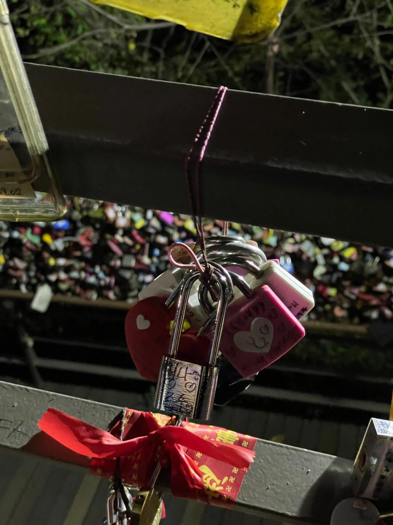 
                        ????南山塔掛鎖了??再不去就太冷了??先在明洞站3號出口附近找個咖啡館??，享受一個小時的悠閑時光。然后前往郵票博物館，漫步20分鐘，探索集郵的樂趣。接著走向那座莊嚴的教堂?，坐下來20分鐘，聆聽歷史的鐘聲。隨后，在夕陽的余暉中，踏上南山的階梯，去品嘗那傳說中的炸豬排??，看似無法抵擋的美味，我只吃了五口就投降了，哈哈哈！飽餐一頓后，乘坐公交直達南山塔，大約10分鐘的車程。到達后，購買入塔票券，由于游客眾多，可能需要稍作等待，這時不妨在塔下逛逛，感受這里的氛圍。大約一個小時后，乘坐電梯登上塔頂，找一個靠窗的座位，欣賞迷人的夜景。最終，在下塔之前，別忘了去掛上那把象征愛情的鎖??，這把鎖，是在明洞的大創找到的。#首爾 #韓國 #首爾南山塔