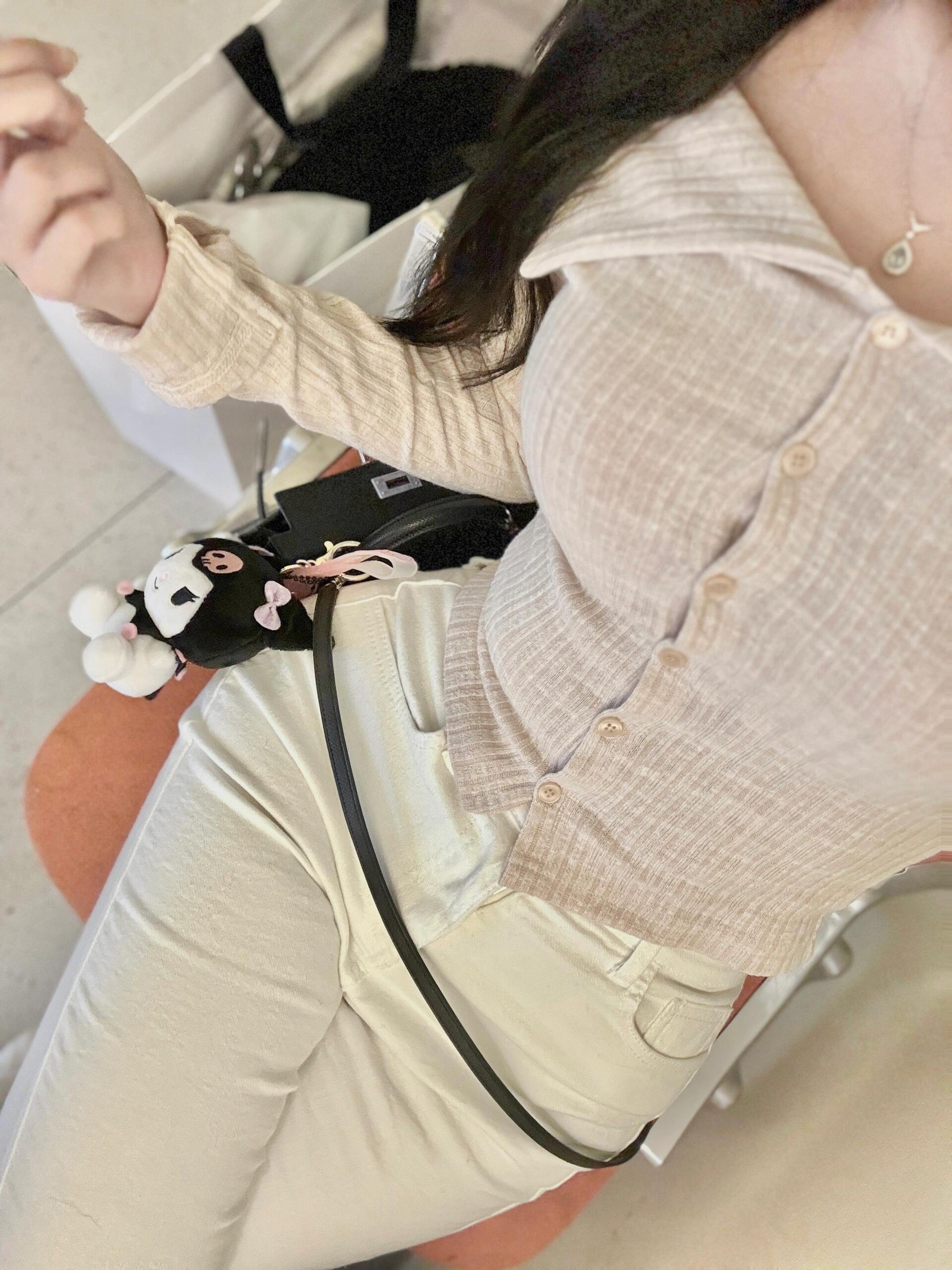 
                        漢南洞美女????首爾的魅力依舊無法抵擋呢~???今天淘到了一件超級美麗的風衣，musee家的設計真是太贊了！#韓國 #首爾 #漢南洞