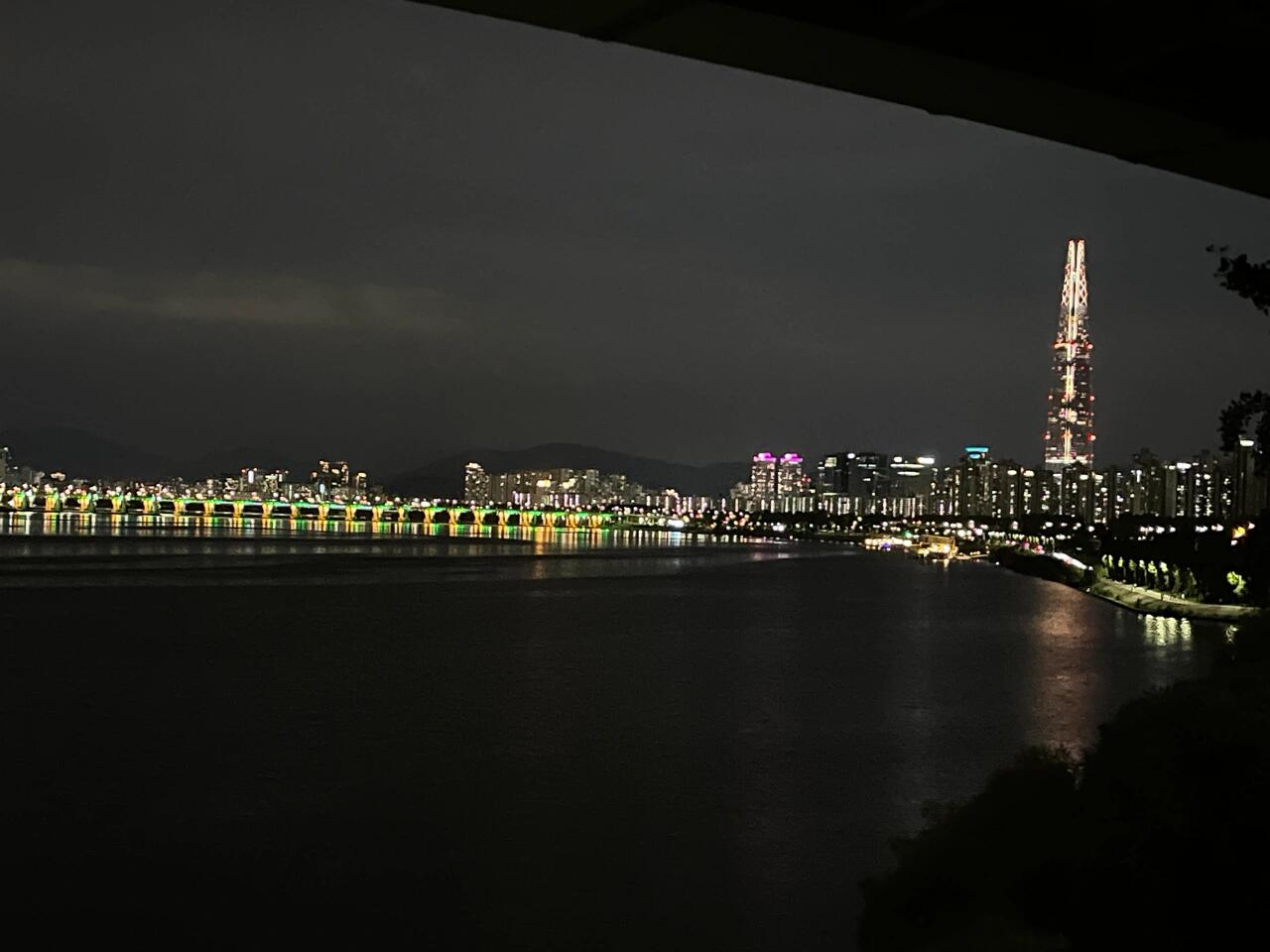 
                        ????首爾探險｜漢江隱藏版打卡地推薦?江南區在疫情下變得異常寧靜，晚上八點街道上就一片漆黑了……??和閨蜜從狎鷗亭羅德奧一路漫步，幾乎碰不到幾個人…… 所以我們靈機一動，決定去漢江散散步???♀????♂?我們探索的路線有點復雜，我這就給大家整理一個簡單易懂的游玩指南！這條線人氣剛剛好，既不會讓你感到孤單，也不會擁擠到讓你不舒服??首先，打開你的naver地圖???在清潭站下車，從1號或14號出口出來，沿著路一直走向漢江，你會看到一條隧道（如圖5所示），走下去，再走過一段樓梯（如圖6所示），美麗的江景就展現在眼前了???接著，按照naver地圖指示，朝狎鷗亭羅德奧站方向沿江邊走，你會遇到騎自行車或散步的人，但人數不多，氛圍剛好???♀???沿路走到狎鷗亭羅德奧站附近，你會發現一條充滿壁畫的隧道，拍照效果超級棒??，壁畫都是經典的日本動漫風格，我們還偶遇了MV拍攝現場??，真的超級美！強烈推薦給大家??穿過隧道，就能直接到達狎鷗亭羅德奧，結束一天的探險，坐地鐵??回家超級方便！#韓國留學生 #韓國旅行 #留學韓國 #Vlog我的一天 #留學生 #首爾漢江 #首爾游記