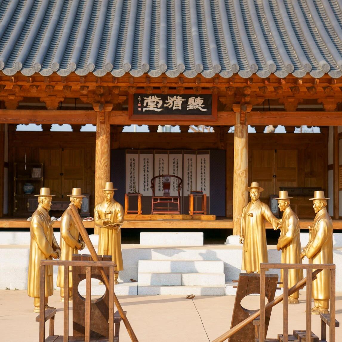 
                        ??來享受尚州旅行吧！??今天想給大家安利一個比較小眾的旅行地-尚州。尚州以柿餅和韓牛聞名，但是到這里后苦惱于不知道要去哪里，所以小編為大家整理了一下幾個尚州值得一去的地方。??首先，一定不要錯過尚州中央市場，這里是感受當?shù)仫L土人情的最佳去處，你可以在這里找到各種各樣的當?shù)靥厣唐泛兔朗场??接下來，一定要嘗試尚州人氣最高的餐館，這里的韓牛骨湯和拌生牛肉絕對讓你回味無窮，記得早點去排隊哦！??結(jié)束美食之旅后，可以前往太平盛世慶尚監(jiān)營公園，這里的游客不多，你可以盡情享受寧靜的游玩時光。?? 尚州中央市場 (??????)慶尚北道尚州市中央市場路1-7 (??????????1-7)?? 名副其實韓牛 (??????)慶尚北道尚州市嶺南第一路1119-9 (?????????? 1119-9)?? ?????????? (太平盛世慶尚監(jiān)營公園)慶尚北道尚州市伏龍洞165-9 (??????????165-9)??訪問時請一定保持安全距離，并佩戴口罩哦#韓國 #韓國旅行 #韓國觀光 #韓國景點 #打卡 #尚州 #尚州中央市場 #韓牛 #美食 #公園 #秋季旅行 #拍照 #打卡圣地 #打卡熱點 #熱門 #慶尚北道