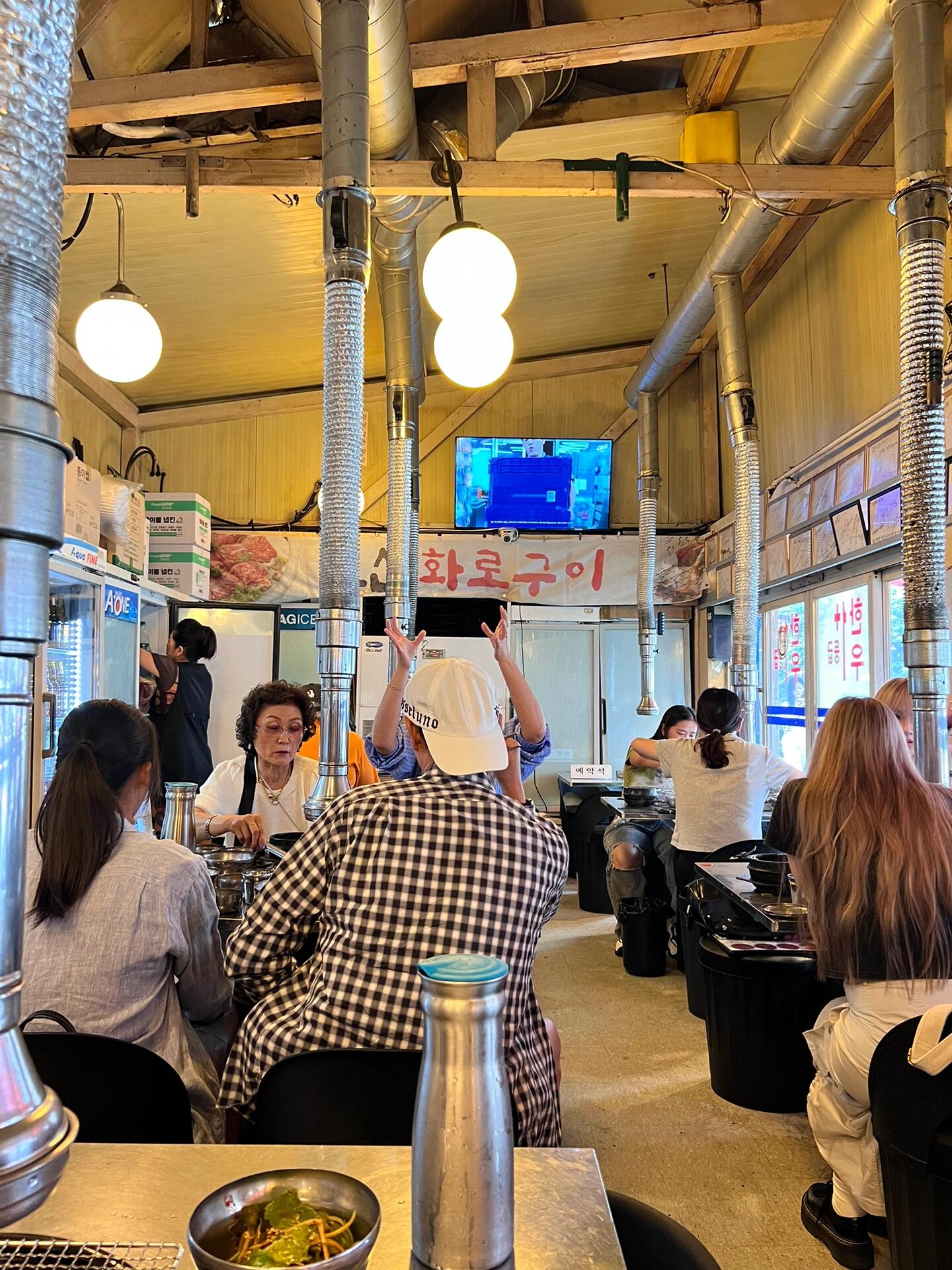 
                        ????弘大好吃到重生的韓牛！！！???這是一家當?shù)厝顺瑦鄣捻n牛食店，游客也有，但是我們當?shù)厝司佣嗯叮???????????連續(xù)兩天都忍不住要來二刷，嘗遍了4種不同的牛肉！??圖12展示的是調(diào)味牛肋條和板腱肉，兩種肉的油花分布均勻，簡直是入口即化的極致享受！??圖3里的牛肋條、牛前胸和隔膜肉也不錯，但我個人最愛板腱肉和隔膜肉！??店里用的是炭爐烤肉，初始店員會幫忙，但之后就得自己動手啦！??烤得金黃的牛肉，我通常只蘸點圖4的鹽就很美味了，當然，你也可以嘗試其他的醬料。每桌都會送上大醬湯（圖5），點米飯還有紫菜贈送，可以包著飯和牛肉一起吃，或者拌在飯里都是絕配！????圖6是冷面，兩個人點小份就剛剛好，加點黃芥末和白醋，味道立馬層次分明！??店內(nèi)有位懂中文的阿姨，所以溝通完全不是問題哦！????????店名：?????? (弘大店）??地址：?? ??? ????? 5 ??? 351-18??地鐵站：弘大一號出口直走，經(jīng)過line friends店鋪，斑馬線右斜方向就到啦！營業(yè)時間是早上11點到晚上12點，下午3點到5點是休息時間，別白跑一趟哦！??週日也是我們的休息日！付款方式：現(xiàn)金或卡都可以，超方便的！????#韓國烤肉 #韓牛 #弘大美食 #弘大烤肉 #首爾美食 #弘大晚餐 #100家探店計劃 ????????