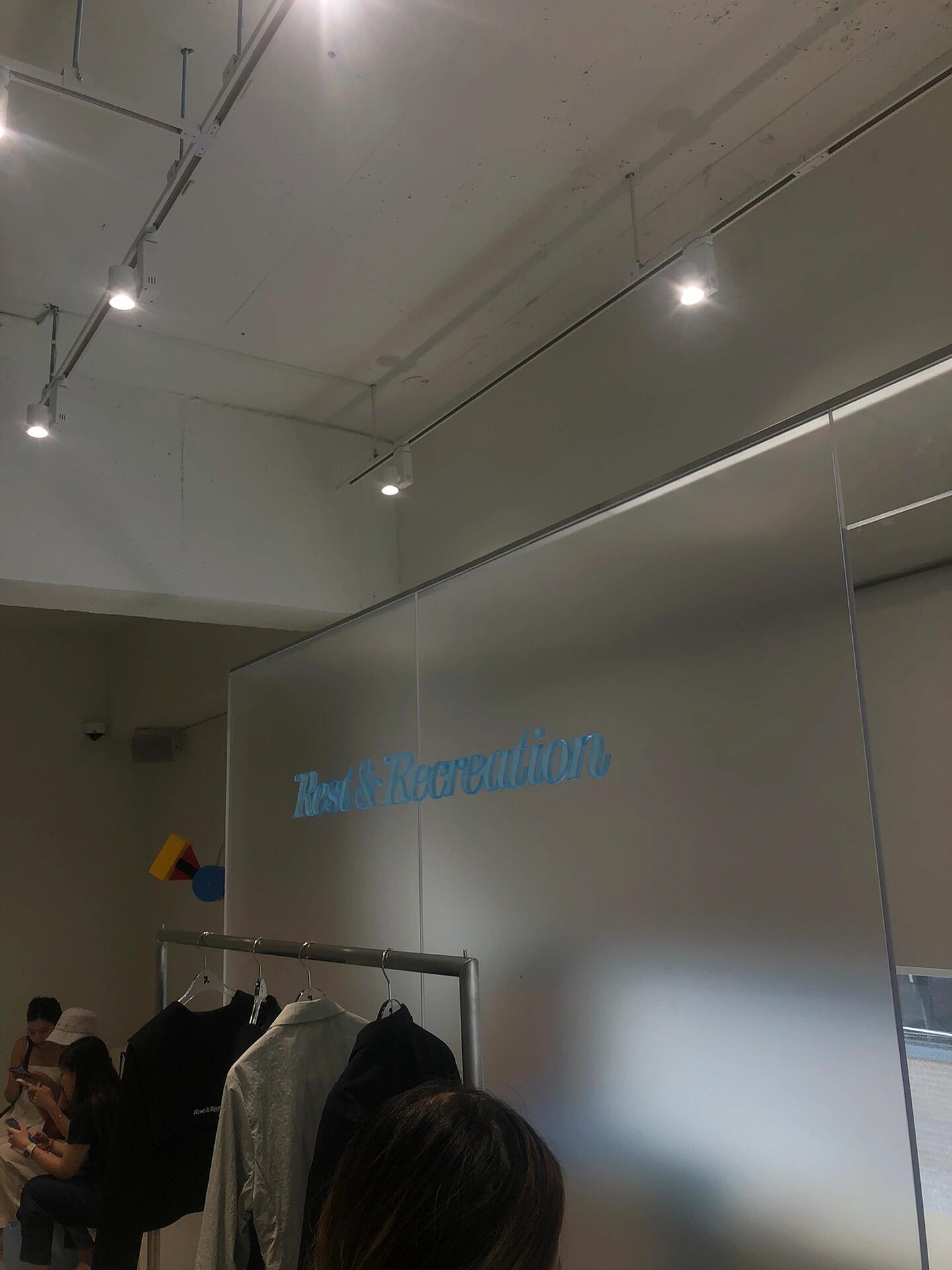 
                        首爾漢南洞逛街指南?????MSMR這家店的襪子設計既時尚又可愛，穿上後腿型看起來超級纖細！他們的特色襪子帶有小標籤，既獨特又好看??。我在這裡買了兩雙襪子，簡直愛不釋手！店員們服務超級棒，還提供了哈密瓜和冰茶作為招待??。購買任何一雙襪子，還能獲得一張貼紙、一個包裝盒和一個造型袋子，這些設計都超級漂亮，非常適合作為禮物送給朋友??。??vinyl & plastic如果逛街累了，一定要來這裡避暑，順便享受一下音樂，讓心靈沉澱一下??。這裡是一家黑膠唱片店，設有試聽區(qū)，即使不會操作，店員們也會熱心教導。每人最多可以試聽30分鐘，我在這裡有了我的黑膠初體驗，而且還挑到了我非常喜歡的韓國饒舌歌手的專輯，真的超級開心??。??BBB bagel這家在漢南洞非常有名的貝果店，平日下午人不多，排隊時間不長??。可惜那天我們早餐吃得太飽，沒能品嚐，真是有點遺憾。店面是紅磚建築，搭配陽光照射，展現(xiàn)出復古的美感。??Awesome needs這家帽子店的裝潢現(xiàn)代且溫柔，內(nèi)部有各種形狀和設計感的帽子，質(zhì)感也非常好！不過價格偏高，我只是逛了逛，最後沒有購買。??Grove這是一家走溫柔淑女風的服裝店。由於不太符合我的風格，所以我沒有購買。這裡的衣服價格也比較高，漢南洞的品牌大多如此，不像弘大那樣平價。??Ader error這是一家非常有名的買手店，不僅在聖水洞、弘大，漢南洞也有分店。衣服價格不菲，但寶藍色是這家的特色。這裡的衣服不太適合學生，但如果你喜歡簡約且有設計感的衣服，買一件也能穿很久。??bohemseo這家店絕對是酷女孩和辣妹的天堂！主打黑白灰色調(diào)，剪裁時尚大膽，非常有個性，喜歡獨特風格的女孩不容錯過。??rest & recreation這是一家簡約且時尚的品牌，很多女愛豆都有穿過他們的衣服！我在這裡買了一件基本款的黑色logo背心，logo是個逗號形狀。剛好遇到打折，700多就買下了，既有個性又好搭配，我超級喜歡????。雖然我還逛了很多有名的品牌，像是Mardi、emis、Marithe，但這些品牌在網(wǎng)上已經(jīng)有很多韓國代購在賣，而且很容易撞衫，所以我都沒有購買。畢竟我不太喜歡和別人撞衫，而且店裡人潮擁擠??。總的來說，漢南洞還是非常值得一逛，即使不買衣服，也可以享受逛街和欣賞街道的樂趣哦！#韓國旅行 #韓國首爾 #首爾旅行 #逛街 #漢南洞 #漢南洞探店