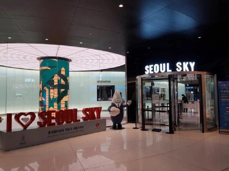 
                        韓國旅游??俯瞰城市天際線??樂天世界塔??想象一下站在云端，將首爾的繁華盡收眼底？樂天世界塔是你的不二之選????跟隨我的腳步，一起體驗這座城市最震撼的視角，感受它獨有的韻味與生活氣息。??樂天世界塔Seoul Sky展望臺，從117F到123F，提供360度全景視野，讓你嘆為觀止。在這里，不僅可以俯瞰首爾全貌，還能在咖啡館享受美味與美景。購物愛好者也能在紀念品商店找到心儀商品。??景點名稱：樂天世界塔Seoul Sky展望臺（?????? ?????）??地址：首爾特別市松坡區(qū)新川洞 29 （松坡區(qū)奧林匹克路300）??? ??? ???? 300(??? 29)?開放時間：周日-周四：10：30-22：00；周五，周六及公休日前一天：10：00-23：00??注意：為了確保體驗和安全，請攜帶護照，每位家長限帶一名兒童。營業(yè)結(jié)束前一小時停止售票和入場，節(jié)假日或特殊時段可能需排隊。??你探索過首爾的哪些角落？有沒有心儀的景點或想去的地方？如果你喜歡我的分享，不妨關注我，更多旅行故事即將來襲??#韓國旅游 #韓國 #首爾 #塔 #韓國留學 #日常碎片PLOG #筆記靈感 #留學韓國 #樂天世界 #我的日常