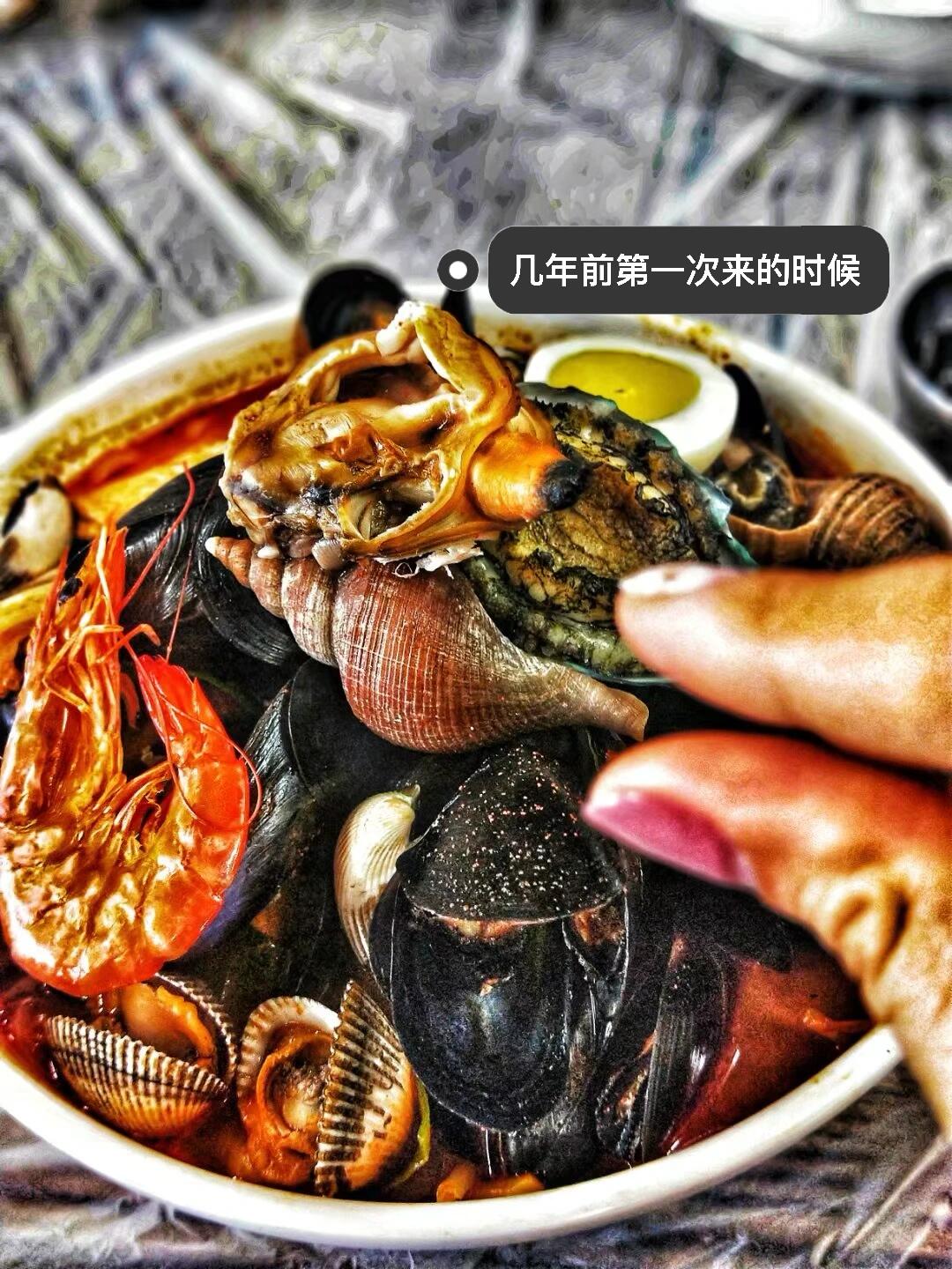 
                        ????慶州 霸氣海鮮?? ???? ??因為疫情??，本來就限制人數(shù)，但這并不影響這家店的火爆生意哦！我們下午2點到達，已經(jīng)排在第五位了，看來都是聽說了這里的美味來的呢！這已經(jīng)是我第二次光臨了，第一次來的時候，這里多是當?shù)厝耍ｕr不僅分量足，而且新鮮極了????。現(xiàn)在他們在Instagram上也有廣告，從全國各地都有食客慕名而來，外地人也越來越多。每次來都能吃得非常滿足！#韓國慶州 #慶州美食地址：?? ??? ??? 286 ??