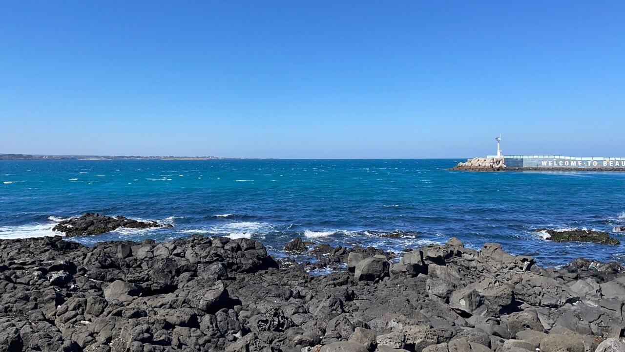 
                        嘻嘻～探索韓國美景?????#韓國旅行 #濟(jì)州島 #城山日出峰 #涉地可支 #牛島?? 2022年2月26日至3月3日，我在濟(jì)州島的美妙時光～?? 27號的日程超級滿：先是城山日出峰迎接第一縷陽光，接著是涉地可支的悠閑漫步，最后是牛島的海風(fēng)相伴。?? 日出的溫暖、油菜花的絢爛、海水的碧藍(lán)、海鷗的自由、輪船的悠揚，每一樣都美得讓人心醉！?? 但說真的，這些美景都比不上你們的美麗！子怡、小花、婷婷、格格、倩倩，和你們一起旅行，是這一切美好的加倍呀！