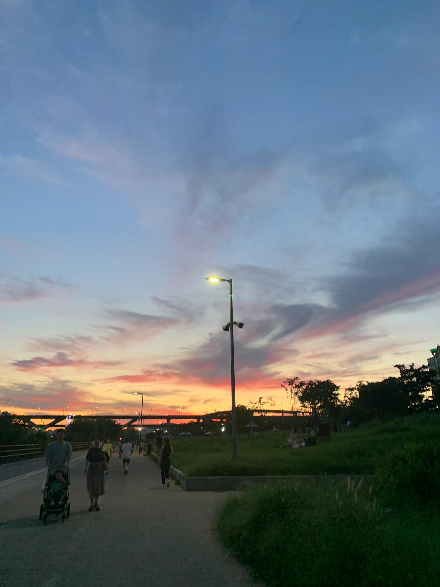 
                        ??首爾纛島漢江公園探索之旅??在炎炎夏日??，我從建大步行至纛島漢江公園，一路上發(fā)現(xiàn)了HYBE宇宙工廠！??建大附近有個超火的藍(lán)色集裝箱區(qū)，逛街拍照兩不誤，還有好吃的中國菜館哦！????不到20分鐘就能漫步到漢江公園，一路上還找到了《going》的拍攝地點，對次粉來說簡直太便利了！???♀???昨晚的粉色晚霞美極了，坐在秋千上，微風(fēng)拂面，眺望噴泉和夜景，感覺好幸福????晚上還特意去HYBE公司門口打卡，從正門右轉(zhuǎn)，繞到背面，就能看到閃閃發(fā)光的宇宙工廠（雖然沒開燈，但依然亮晶晶?），樓下好多熊貓妹在等待呢，哈哈哈??閑逛至首爾林，竟然偶遇nctdream，還有個什么打卡店，粉絲超多的！??穿過紅綠燈，一路直行至圣水，雖然沒細(xì)逛，但小街很多，稍微有點迷路感??。意外走到CUBE公司，拍下了女娃的海報，里面粉絲們在享受咖啡和蛋糕時光。#首爾纛島漢江公園 #SEVENTEEN #HYBE #宇宙工廠 #韓國旅行 #女大學(xué)生 #gidle#首爾之夜 #04