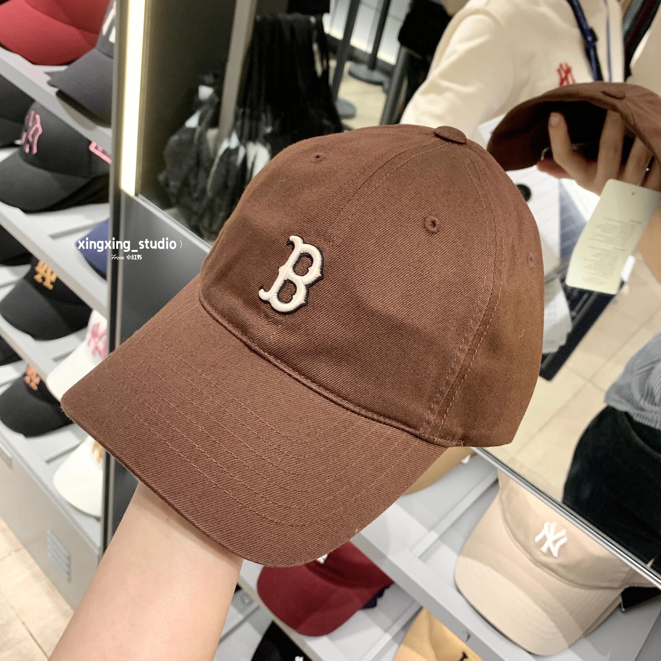 
                        ????MLB｜新款巧克力色 秋冬氛圍感拿捏????韓國新出的配色店員剛剛拿出的庫存被我看到啦～上個月來好像還沒出巧克力咖啡 有億點點好看！#MLB韓國 #巧克力色潮流 #韓國購物達(dá)人 #韓國時尚 #帽子搭配 #秋冬必備 #韓國MLB帽子 #時尚單品 #巧克力色棒球帽 #秋冬搭配